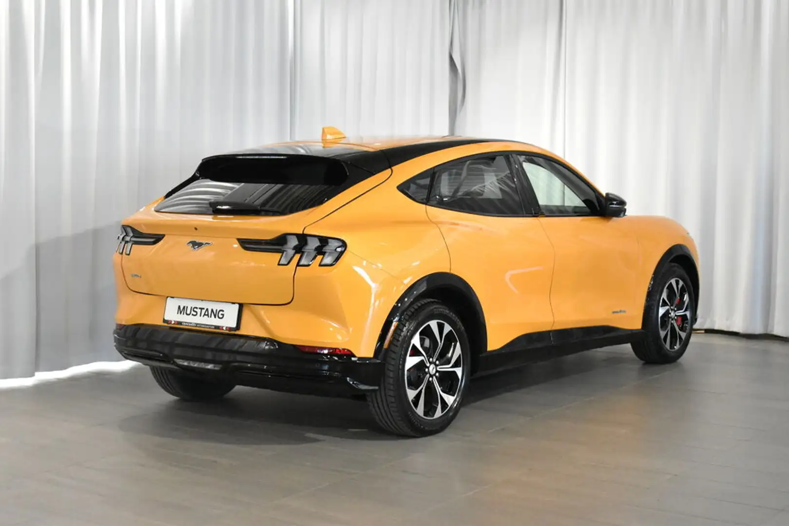Ford Mustang Mach-E Standard Range AWD *AKTION* netto 33.333,- Orange - 2