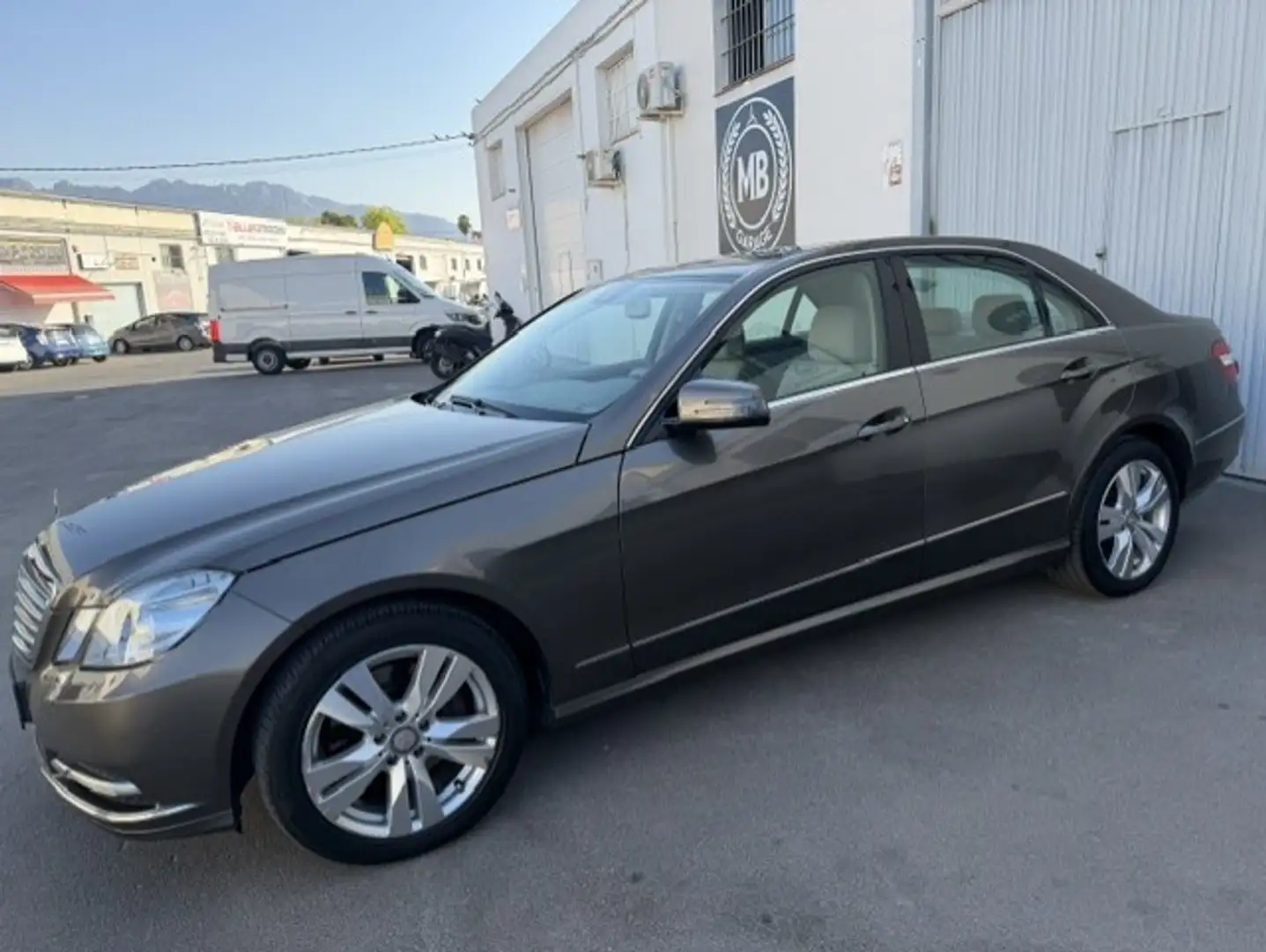 Mercedes-Benz E 300 BE Elegance 7G Plus Marrón - 1