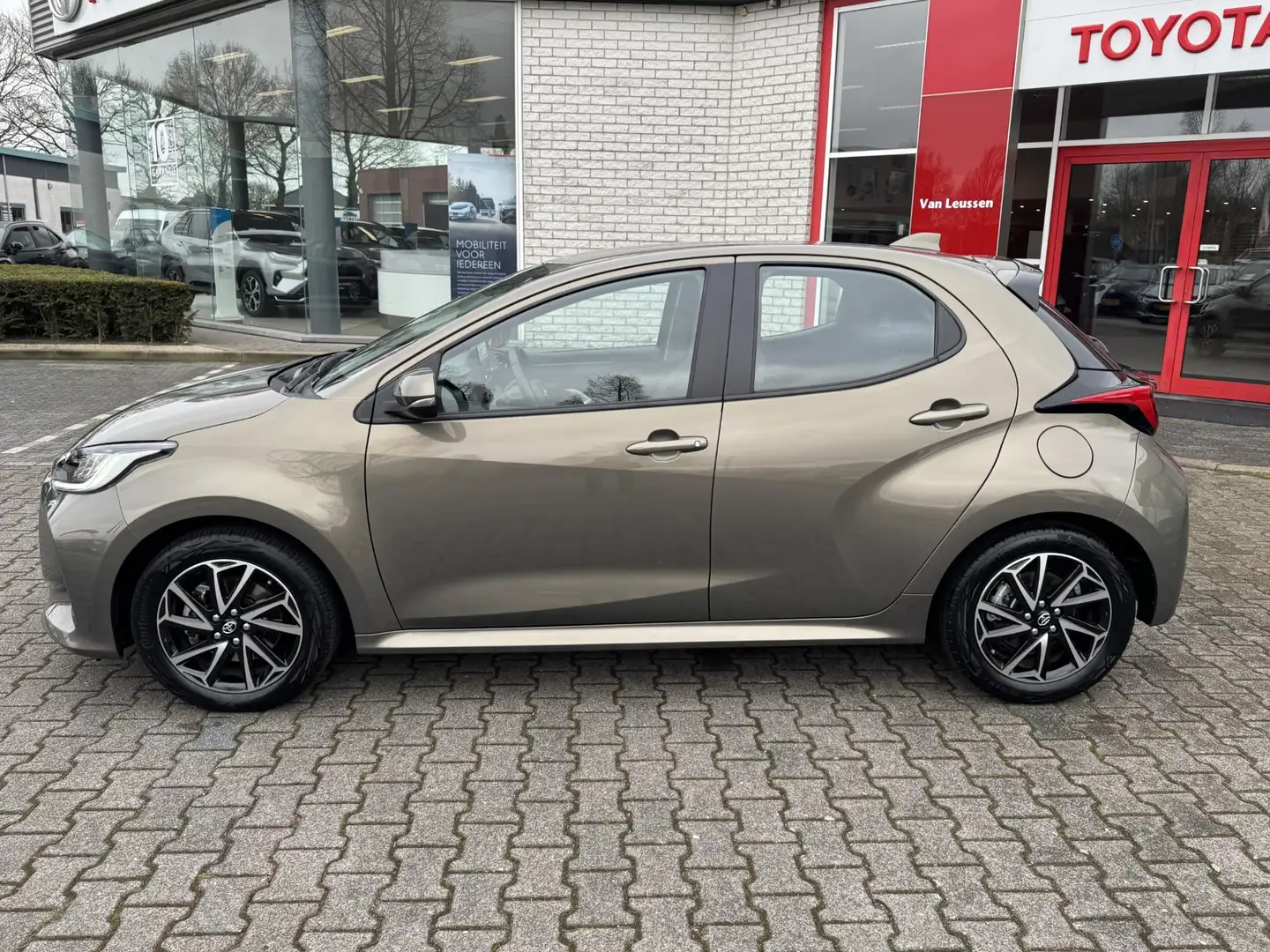 Toyota Yaris 1.5 HYBRID DYNAMIC APPLE/ANDROID KEYLESS CLIMA AD- Vert - 2
