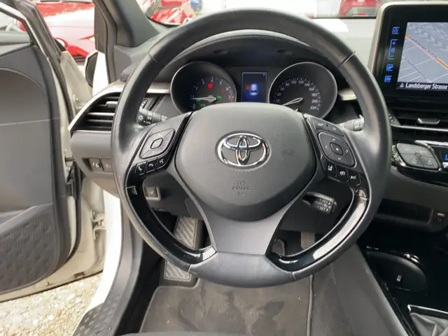 Toyota C-HR view 13