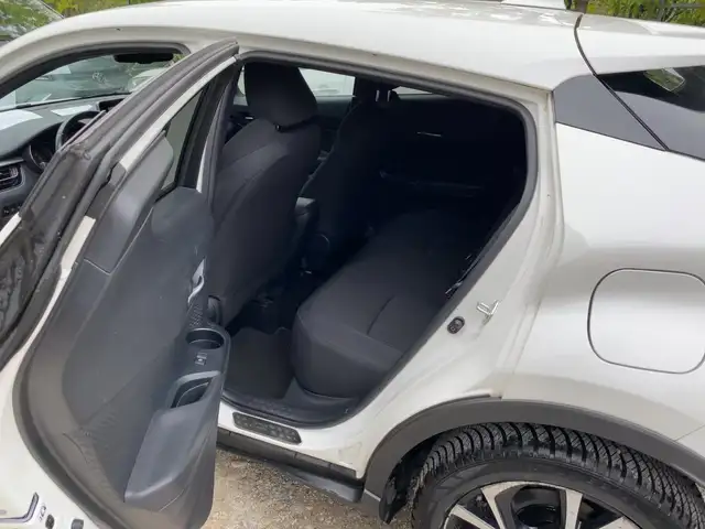 Toyota C-HR view 11