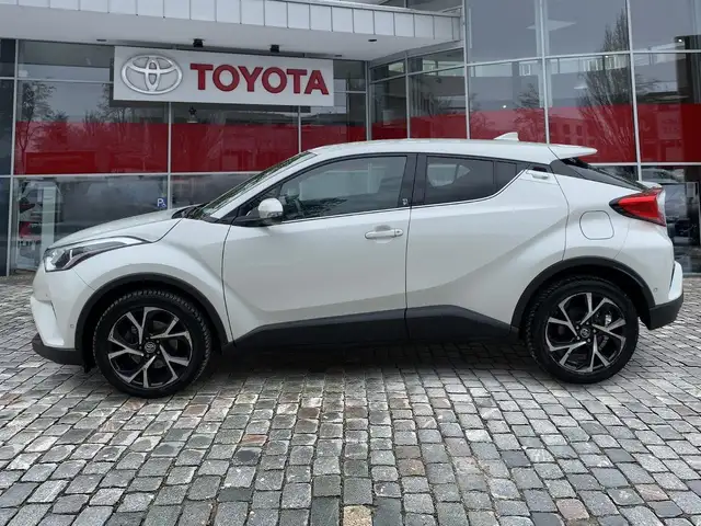 Toyota C-HR view 3