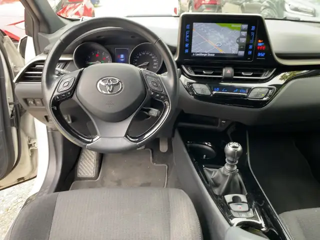 Toyota C-HR view 12