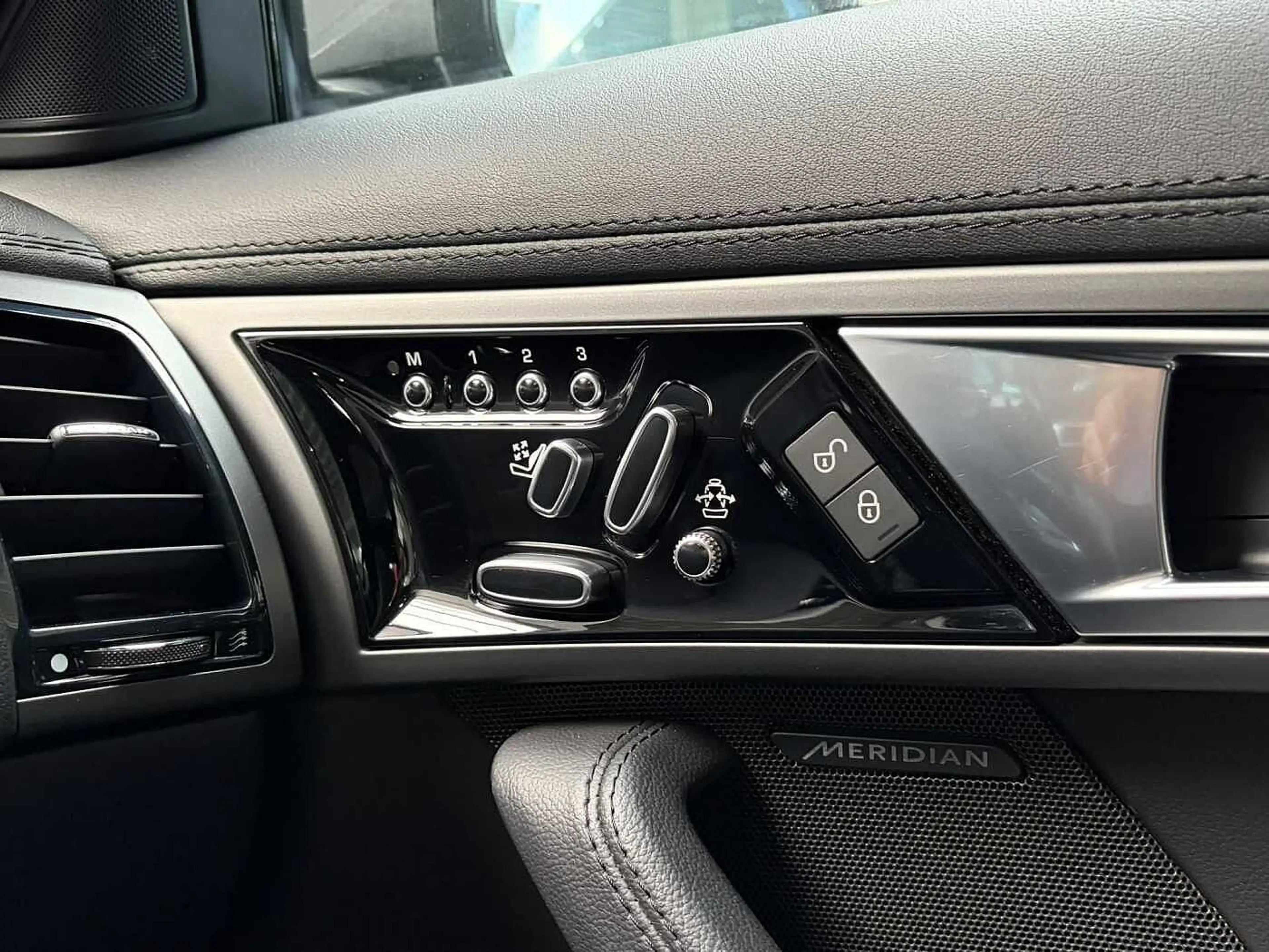 Jaguar F-Type Coupe Automatik - Pano, Navi, PDC, Bi-Xenon — photo 12
