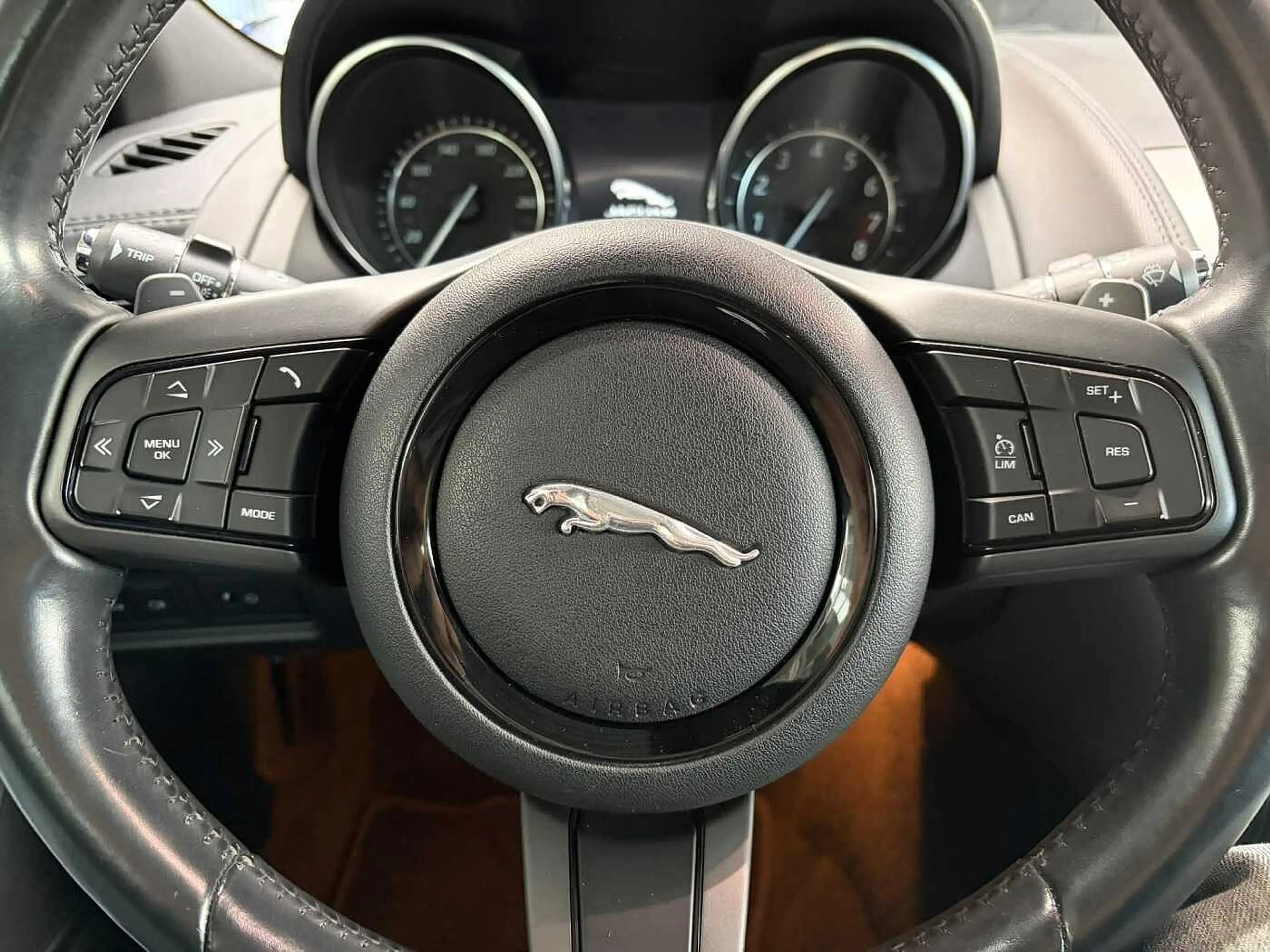 Jaguar F-Type Coupe Automatik - Pano, Navi, PDC, Bi-Xenon — photo 14