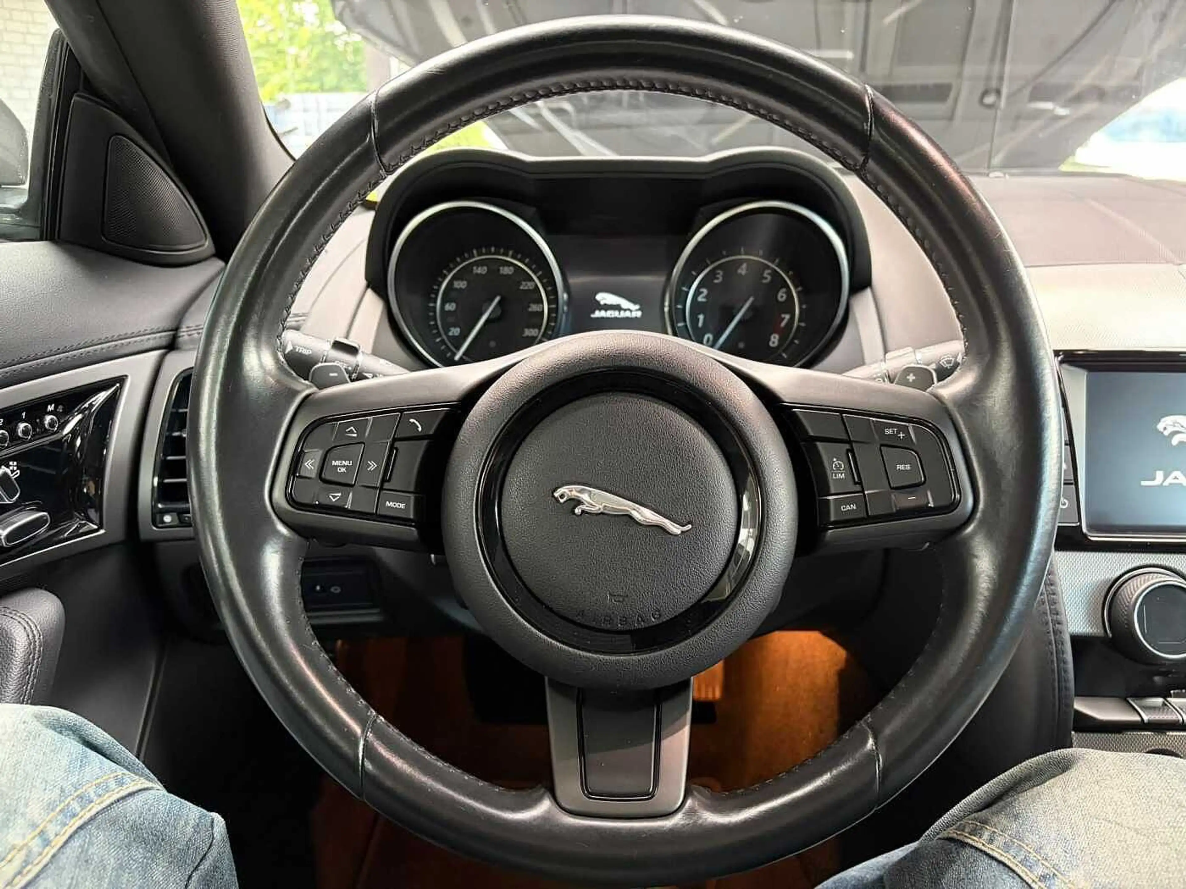 Jaguar F-Type Coupe Automatik - Pano, Navi, PDC, Bi-Xenon — photo 13