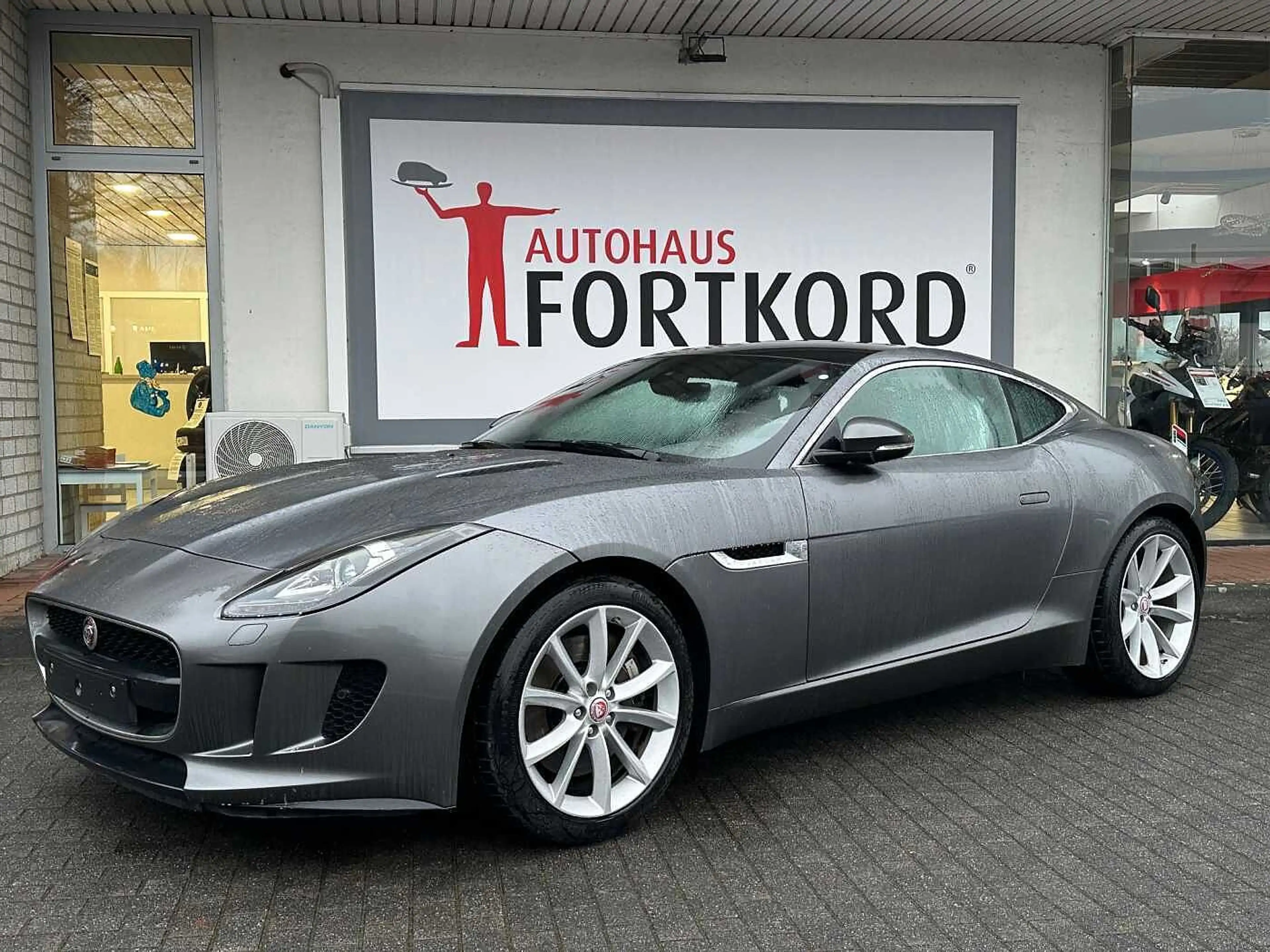 Jaguar F-Type Coupe Automatik - Pano, Navi, PDC, Bi-Xenon — photo 3