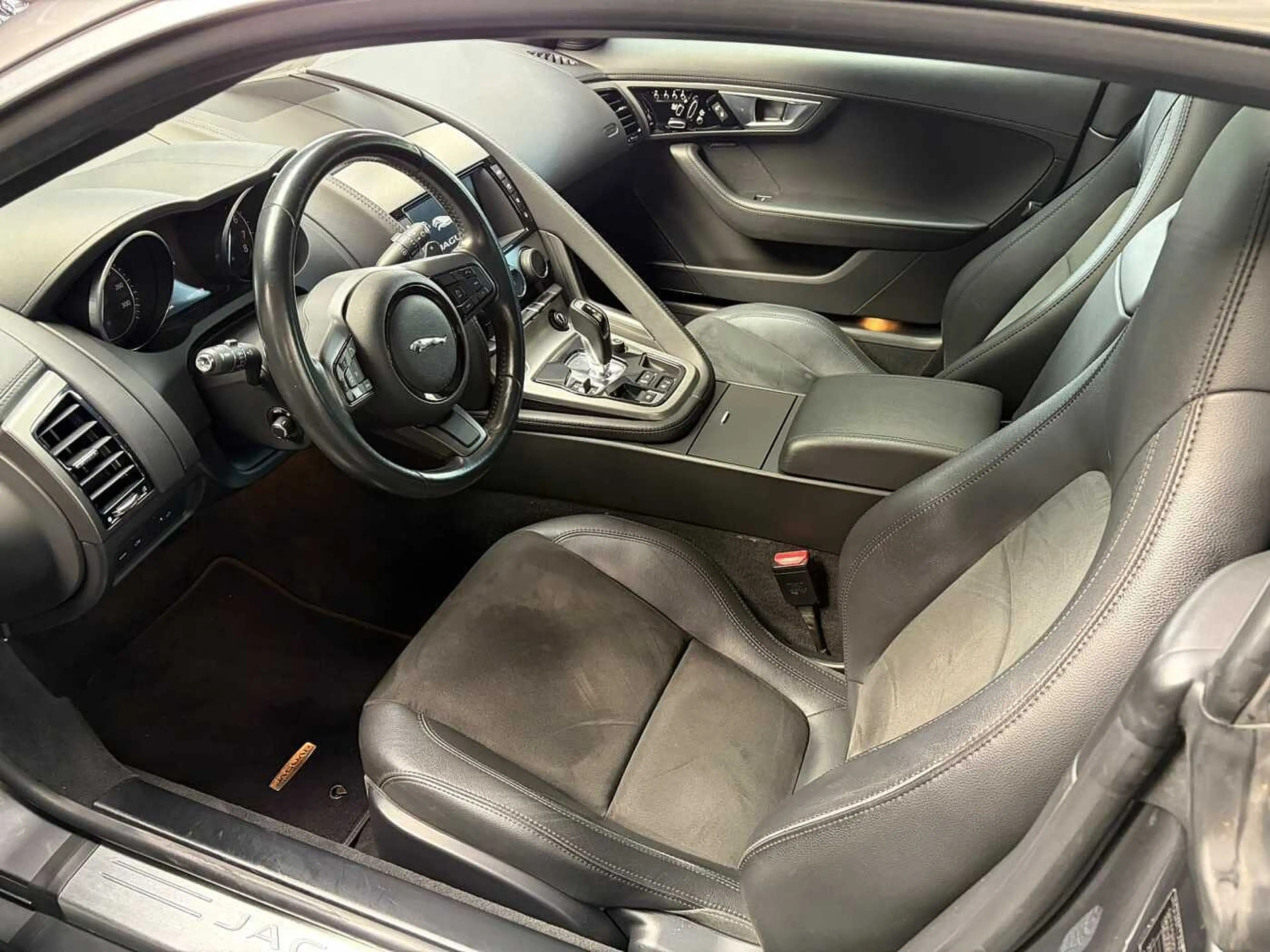 Jaguar F-Type Coupe Automatik - Pano, Navi, PDC, Bi-Xenon — photo 8