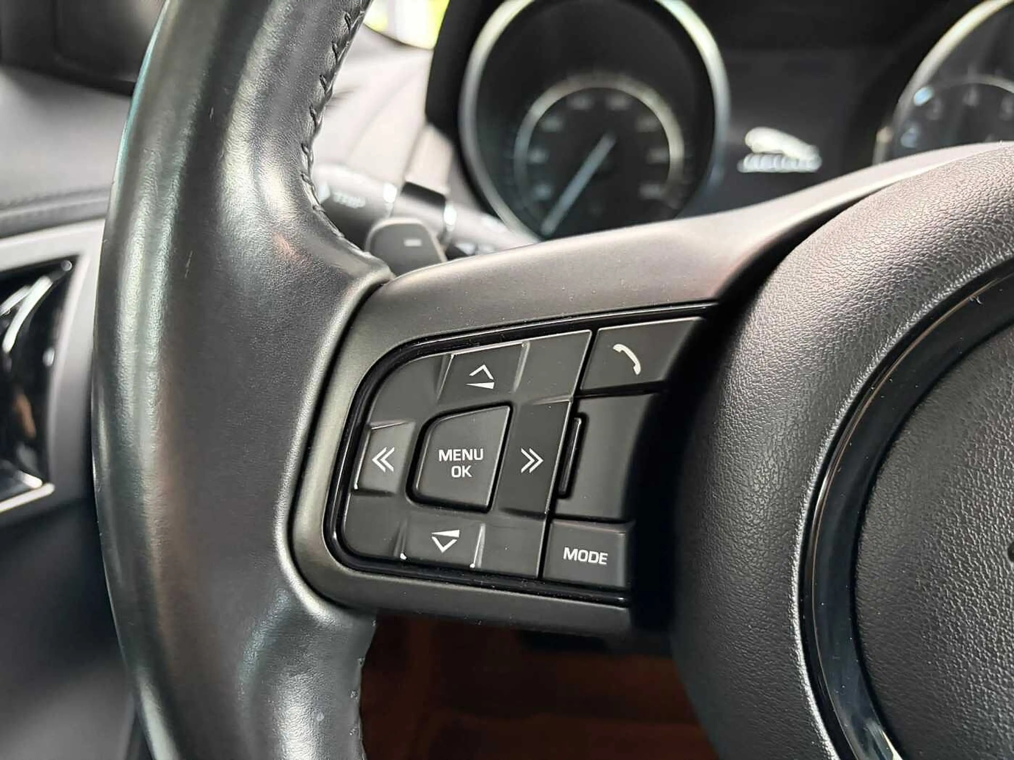 Jaguar F-Type Coupe Automatik - Pano, Navi, PDC, Bi-Xenon — photo 15