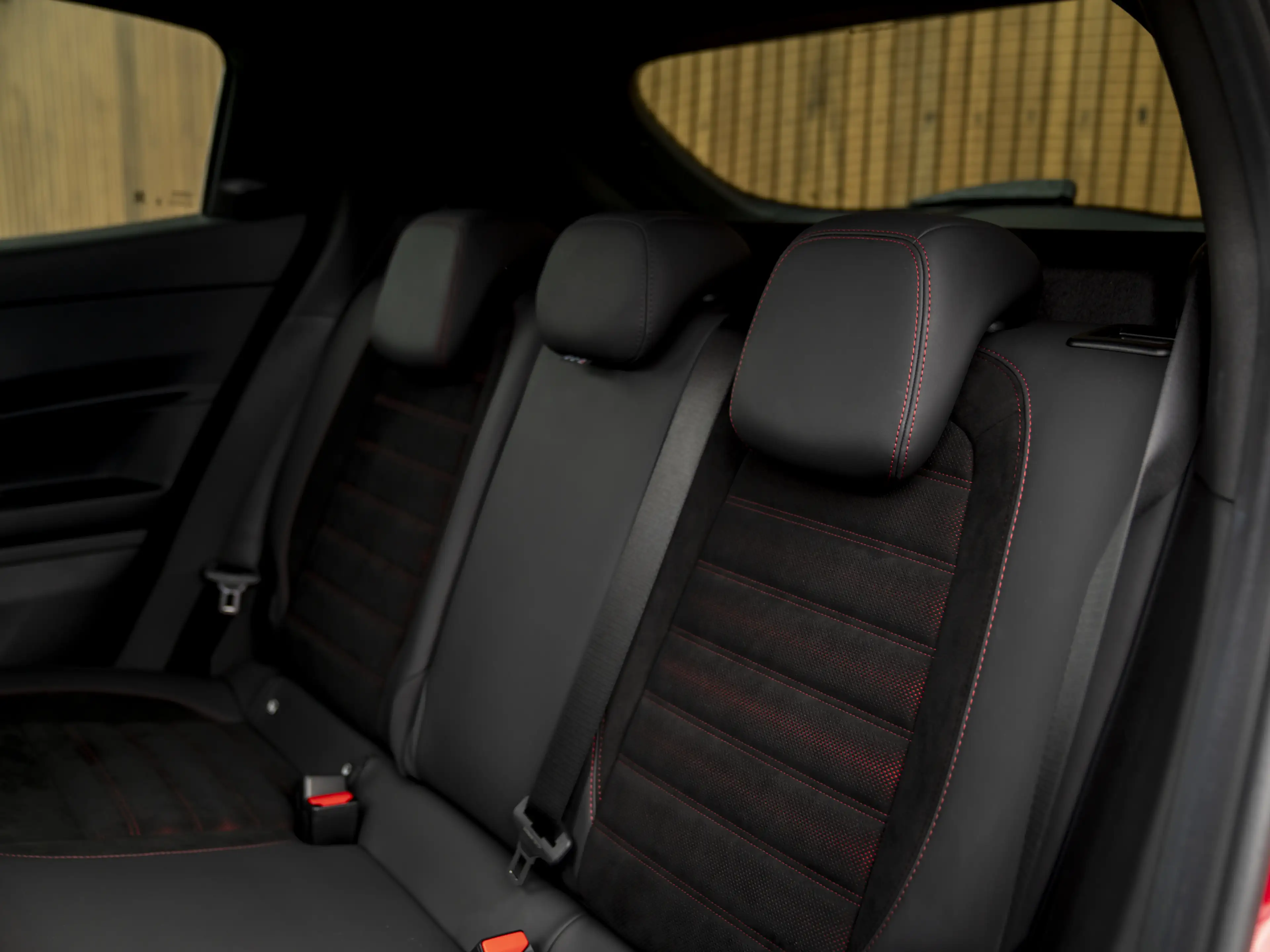 Alfa Romeo Junior Elettrica Veloce 54 kWh | Corsa stoelen | Pano-dak — photo 9