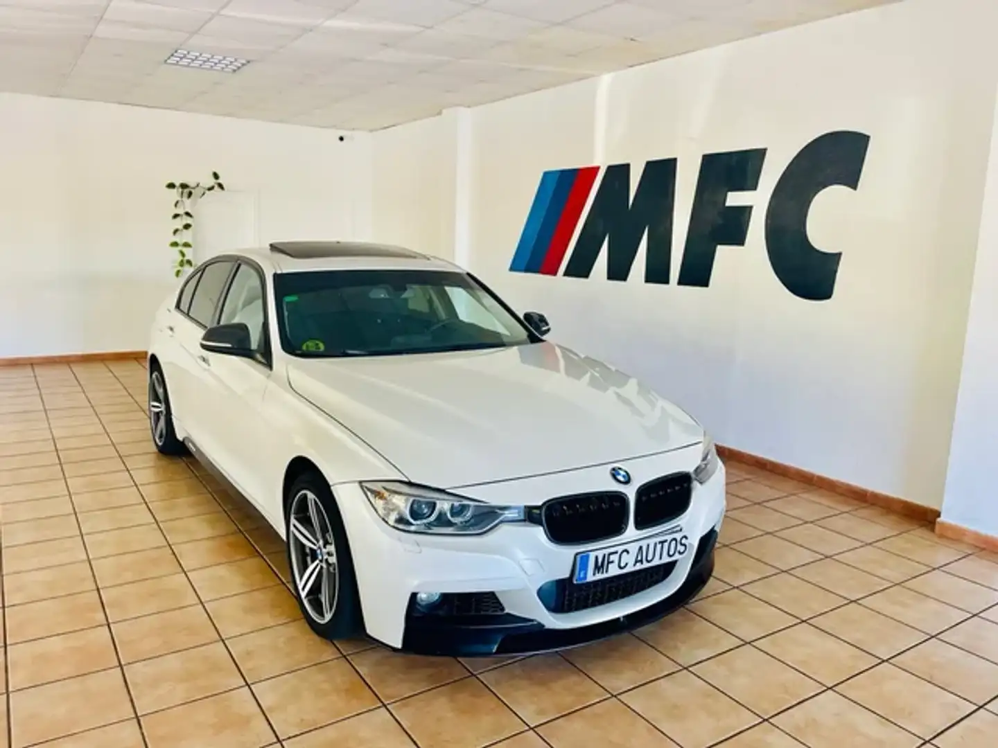 BMW 318 318d Touring Essential PlusM-Sport Edition Blanco - 1