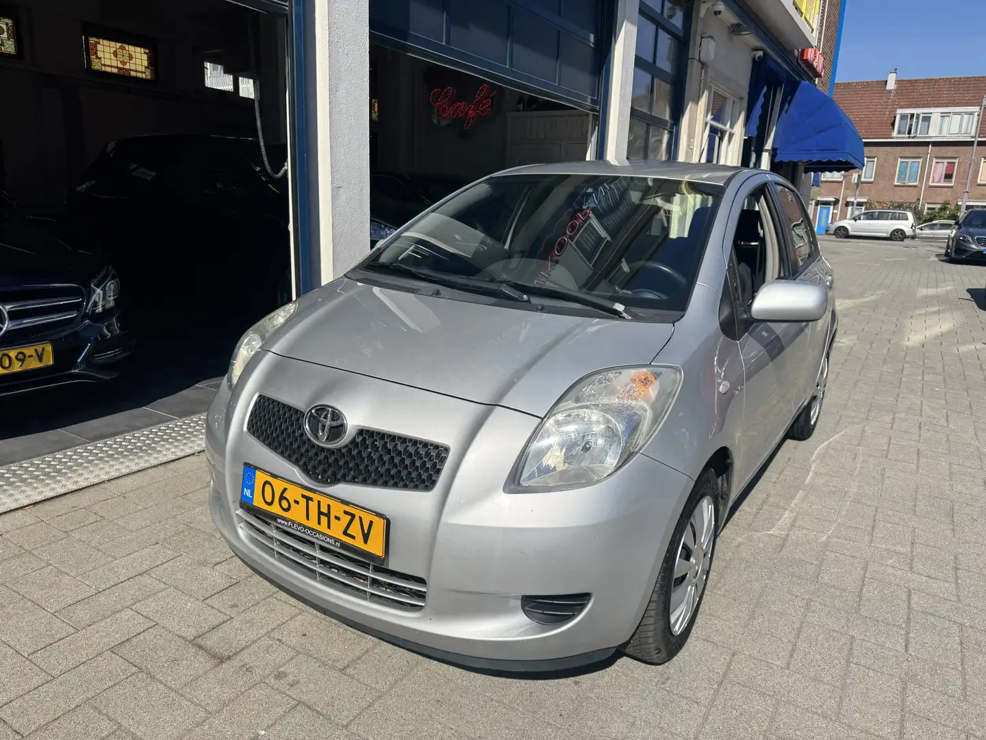 Toyota Yaris 1.4 D-4D Sol 5-DEURS/NW APK/AIRCO Grijs - 2