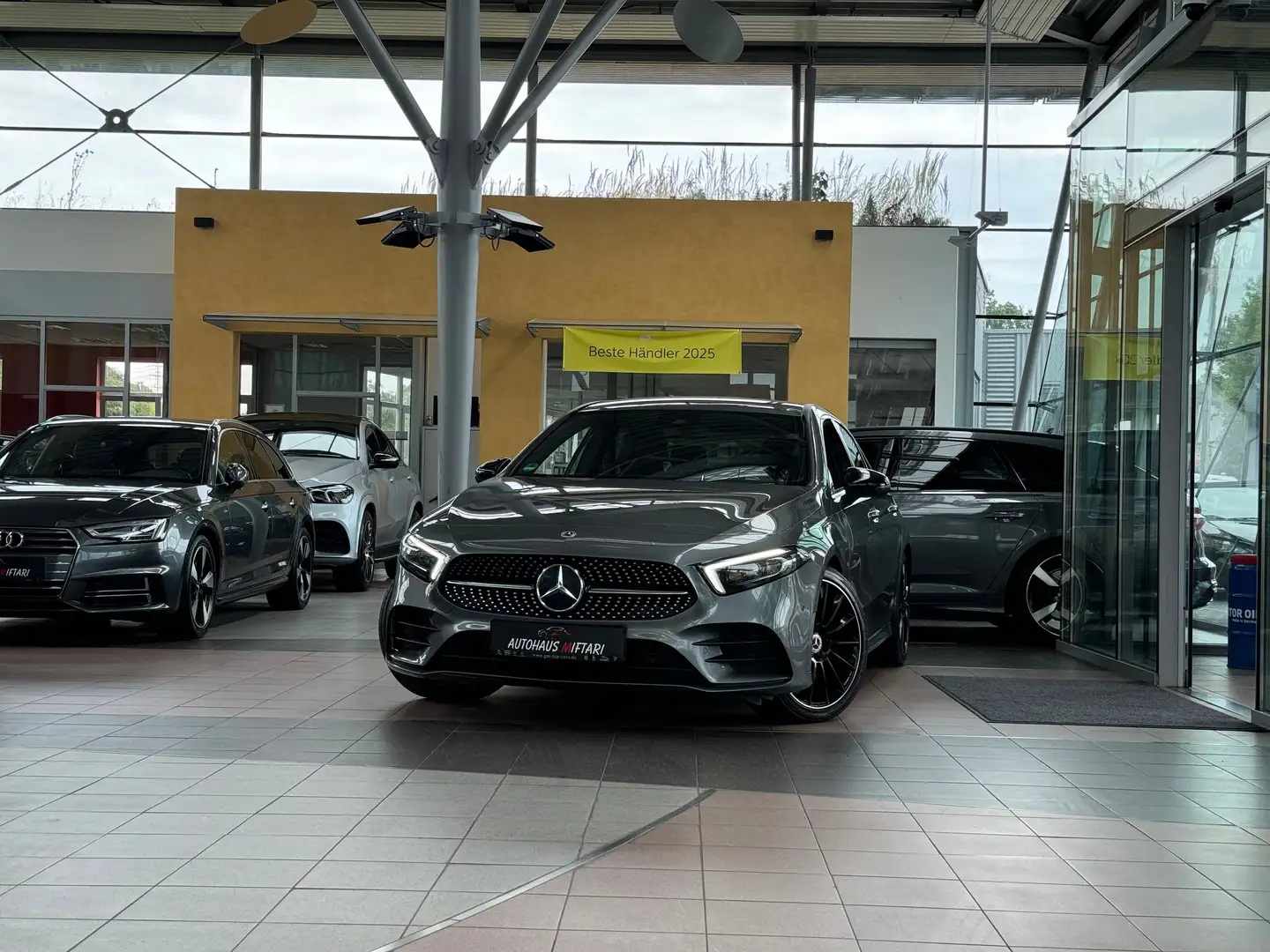 Mercedes-Benz A 250 4Matic AMG Line Limousine Widecreen MBUX 18" Gris - 1