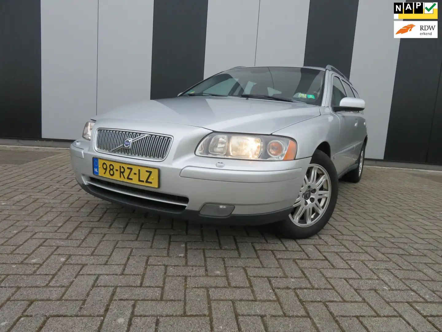 Volvo V70 2.4 Momentum Szary - 1