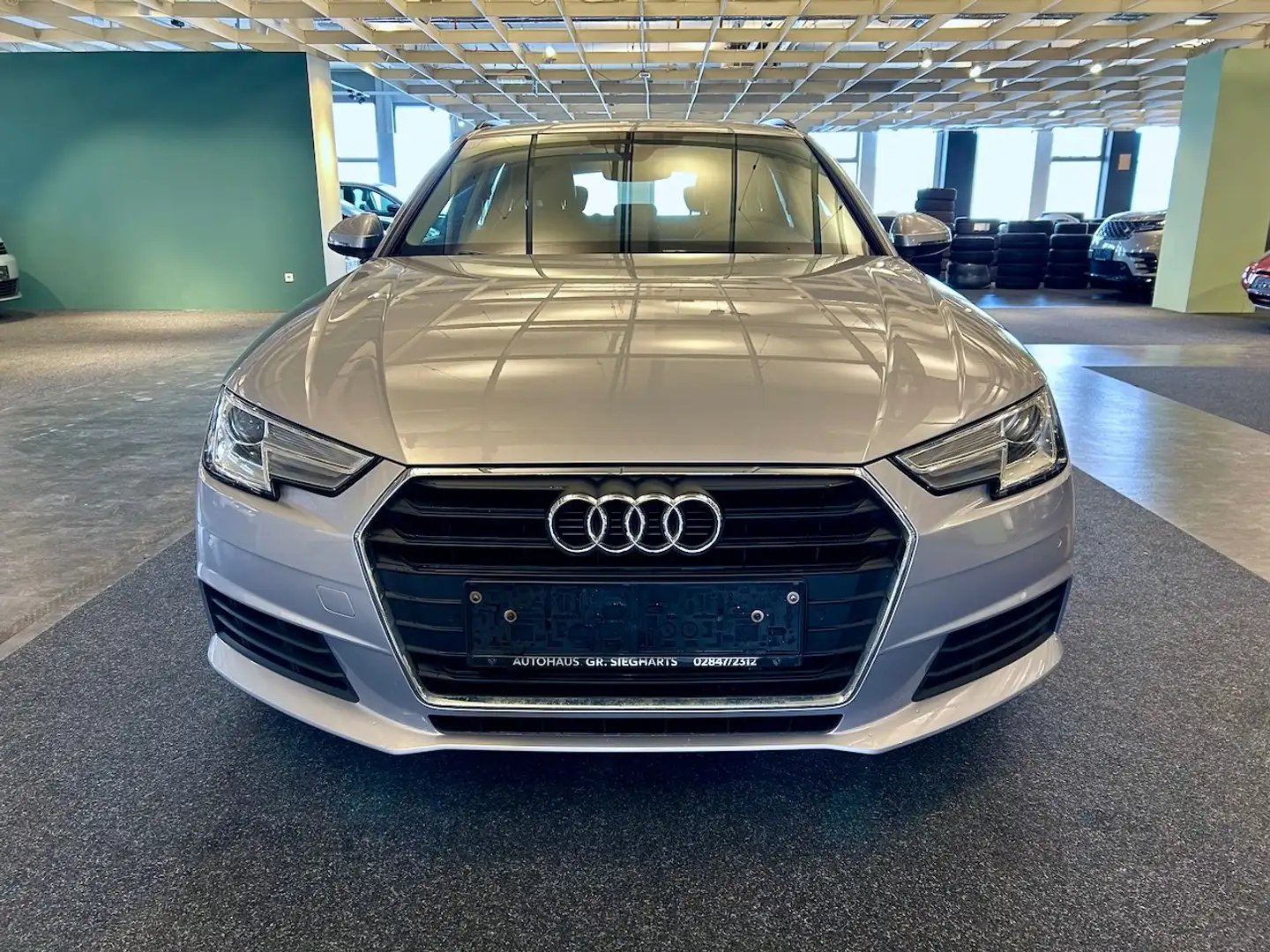 Audi A4 Avant 2,0 TDI basis ultra Grau - 2