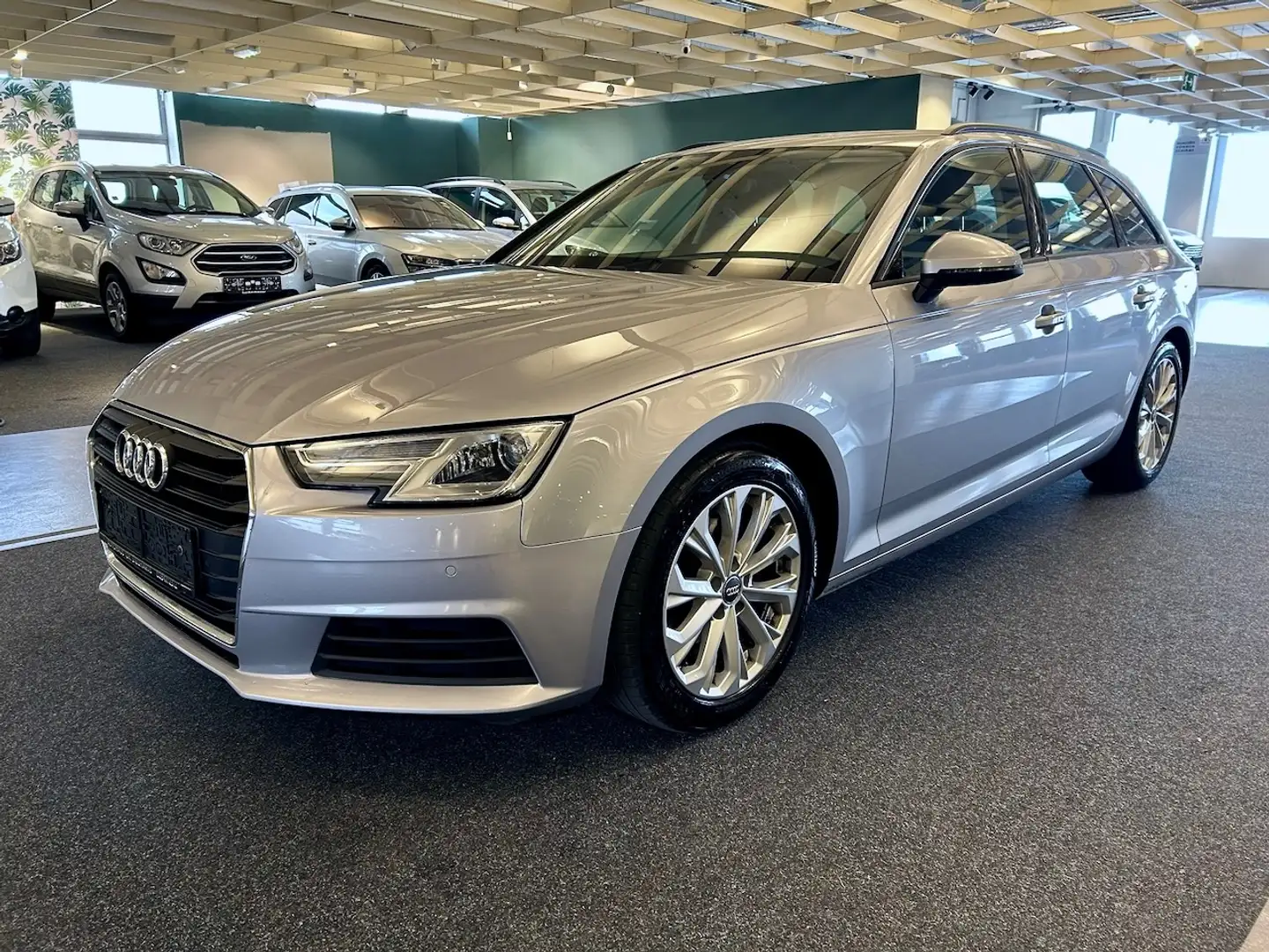 Audi A4 Avant 2,0 TDI basis ultra Grau - 1