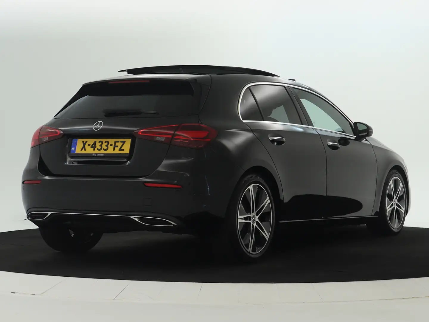 Mercedes-Benz A 180 Luxury Line | Sfeerverlichting | Panoramadak | Ach Zwart - 2