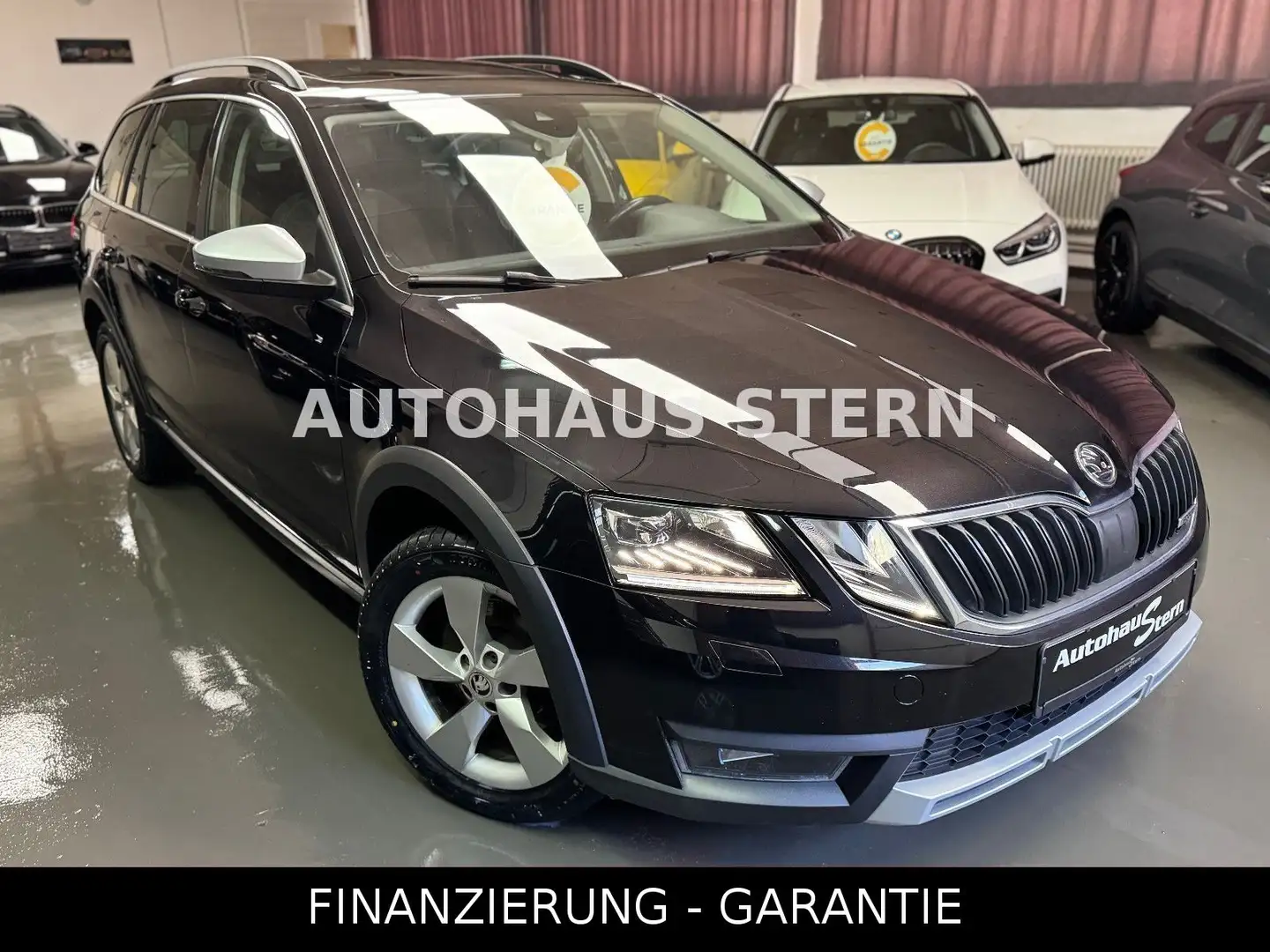 Skoda Octavia 2.0 TDI Combi Scout 4x4 ACC AHK LED Spur Schwarz - 1