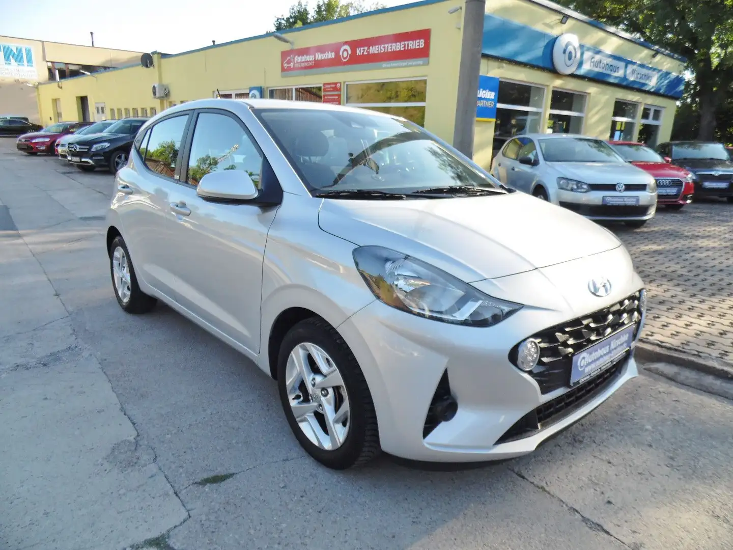 Hyundai i10 Trend/PDC/Car Play/Sitzh./Temp./1.Hand Stříbrná - 1
