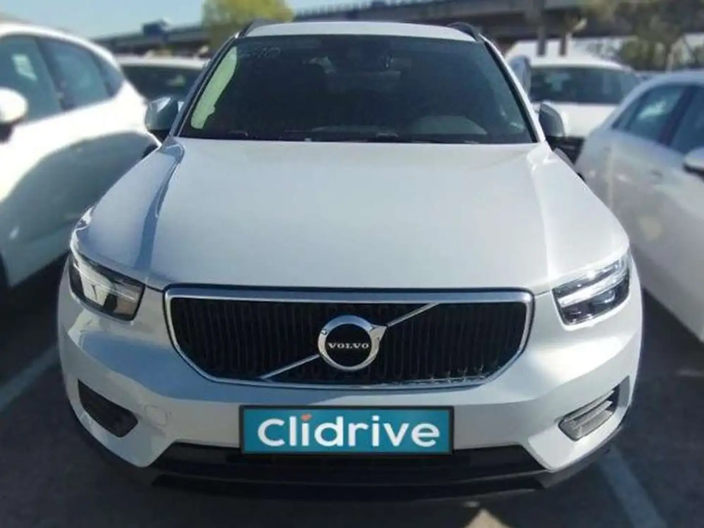 Volvo XC40 T2 Momentum Core Aut. Gris - 2