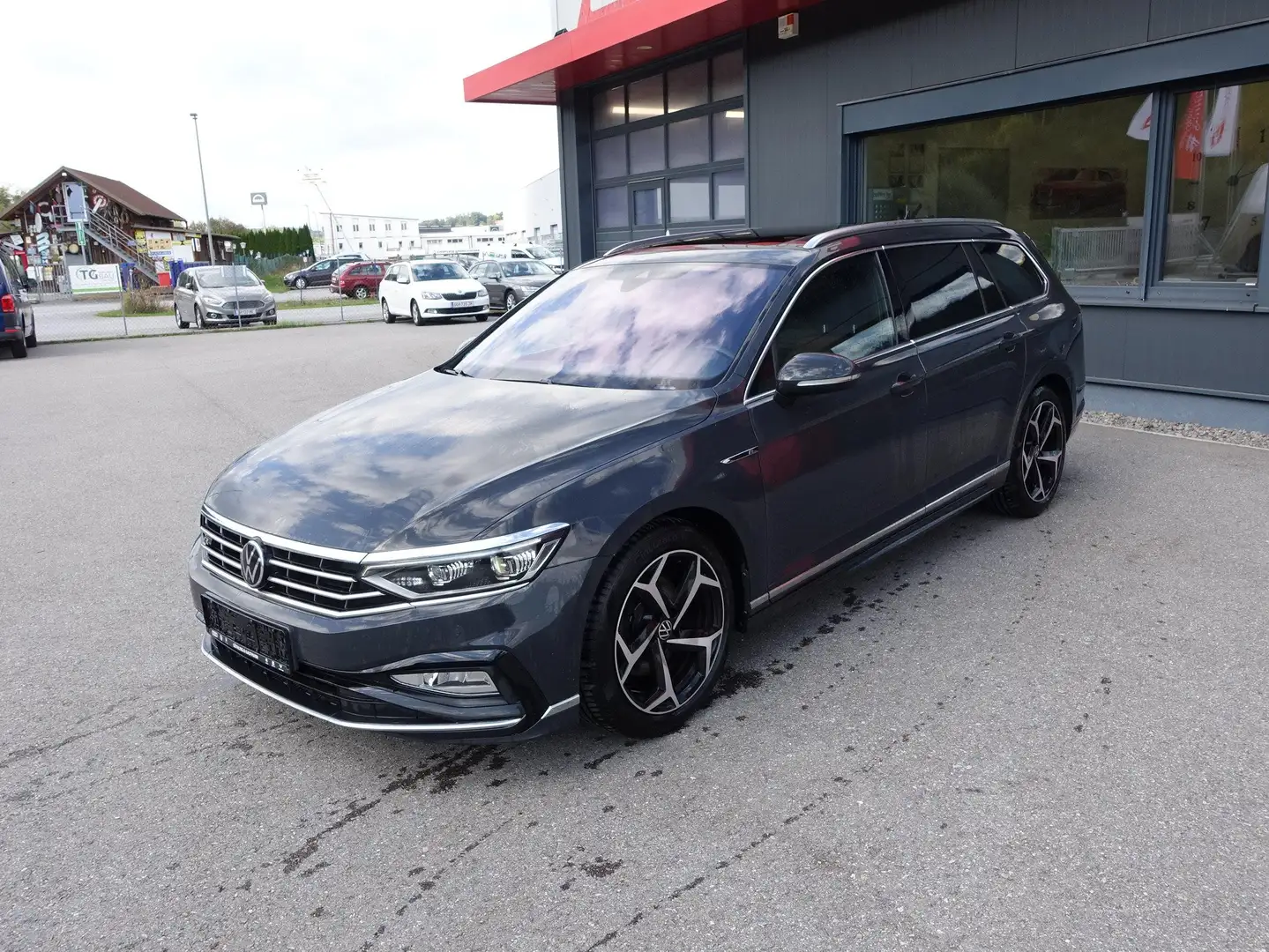 Volkswagen Passat Variant Elegance 4Motion R-LINE *MEGAVOLL* Grau - 2