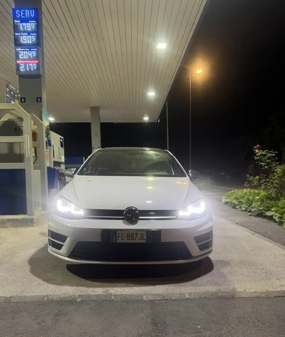Volkswagen Golf R - 1