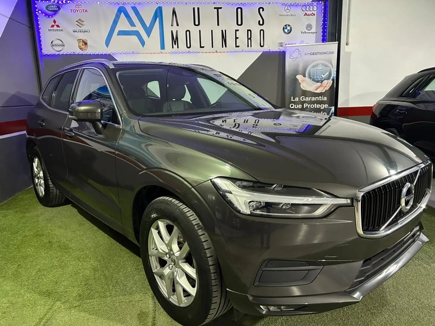 Volvo XC60 D3 Momentum Gris - 1