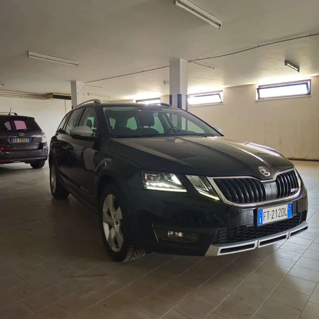 Skoda Octavia SCOUT 2.0 TDI 4X4 GANCIO TRAINO DSG Nero - 1