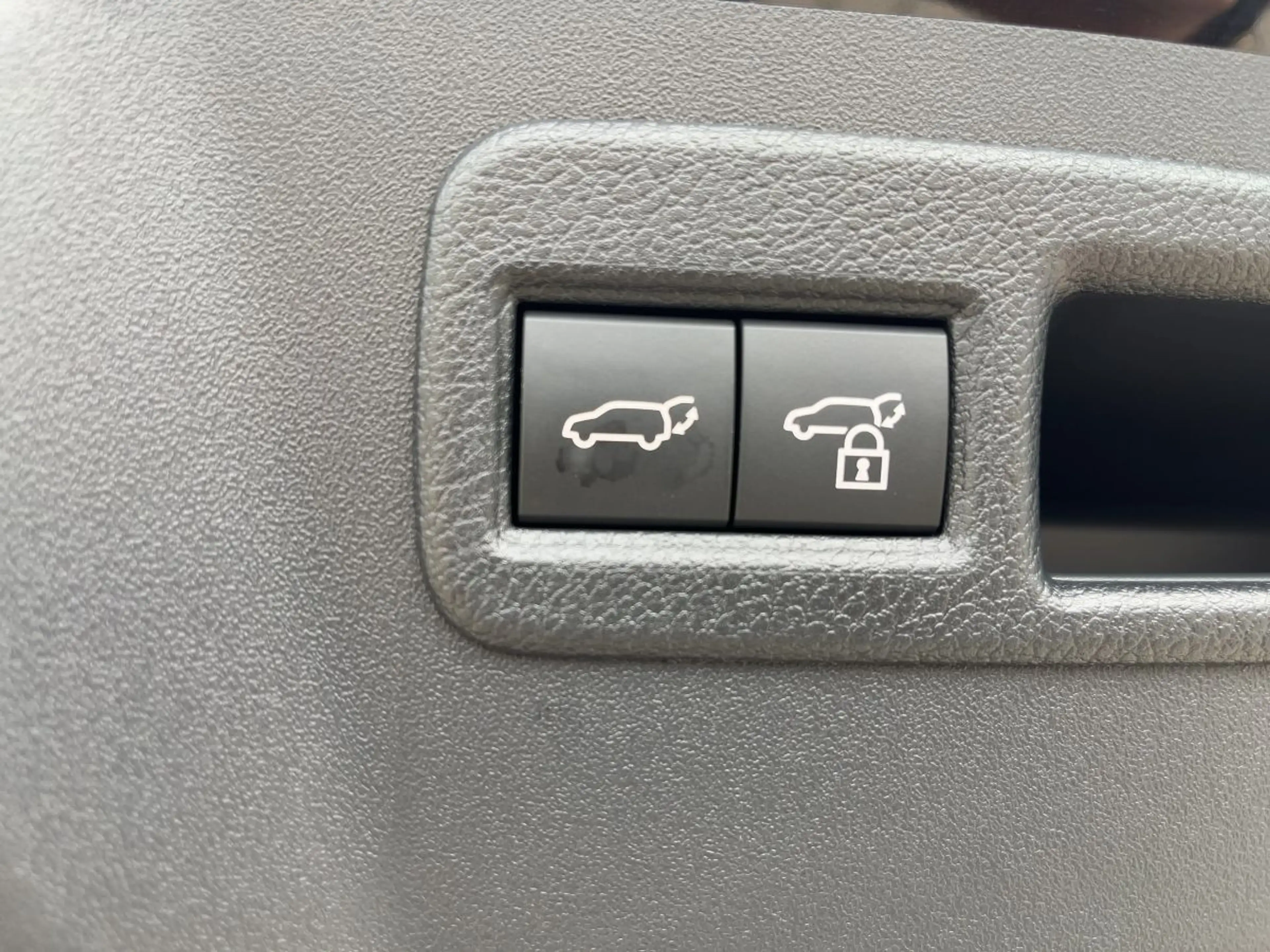Toyota C-HR + 77 kWh // Lounge // Allrad + Sky & Sound P — photo 15