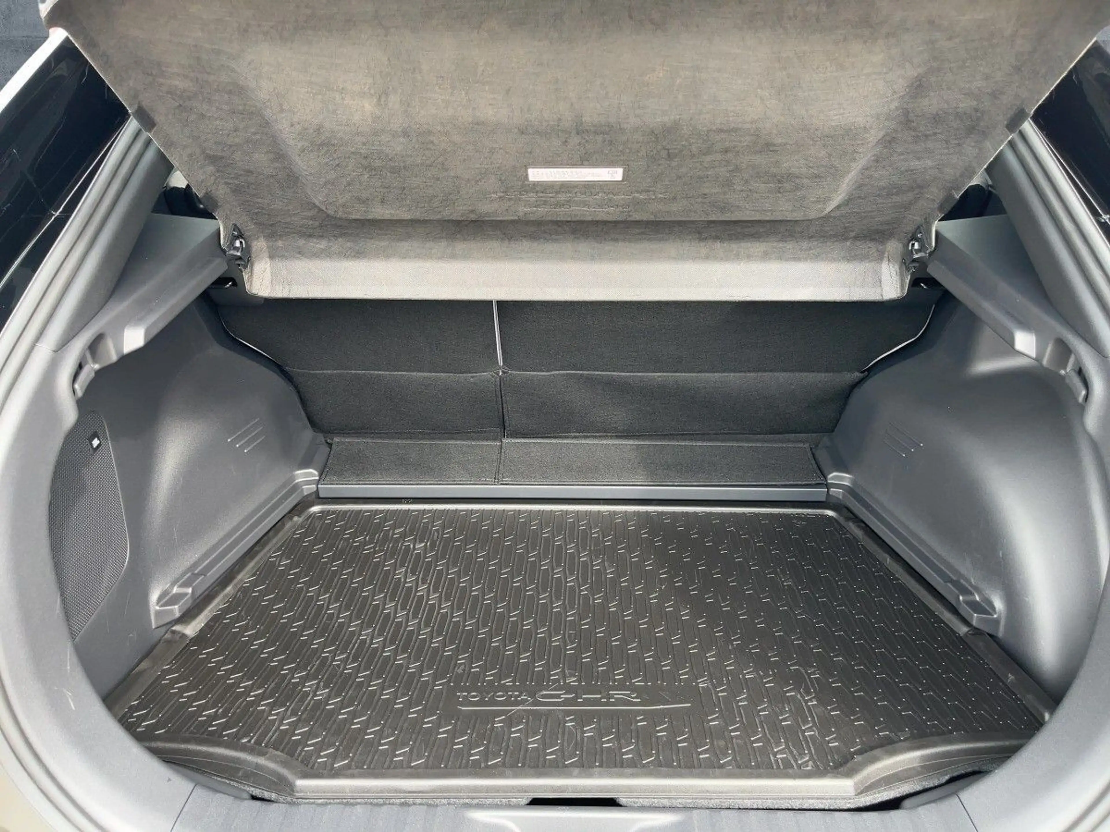 Toyota C-HR + 77 kWh // Lounge // Allrad + Sky & Sound P — photo 14