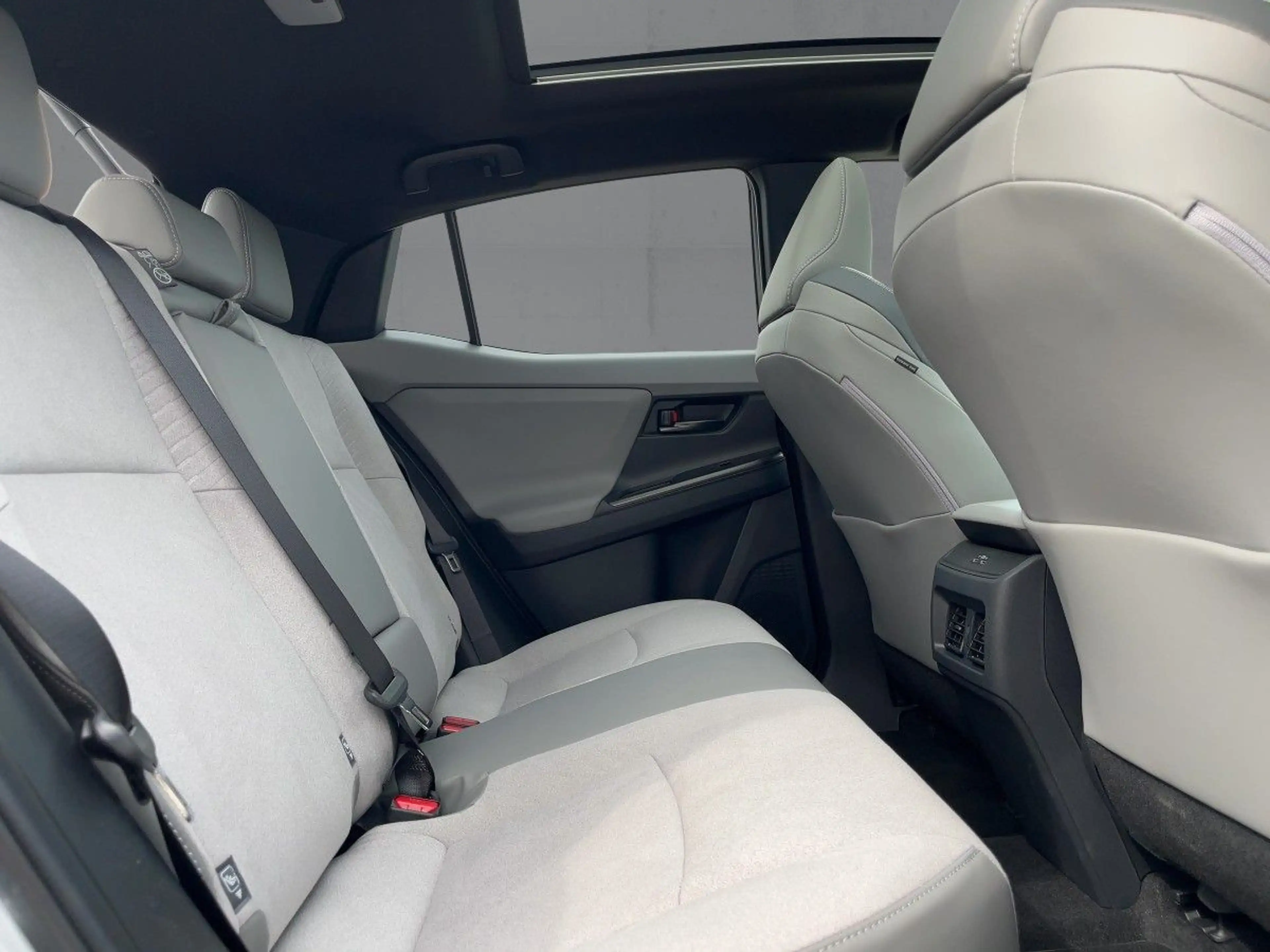 Toyota C-HR + 77 kWh // Lounge // Allrad + Sky & Sound P — photo 13