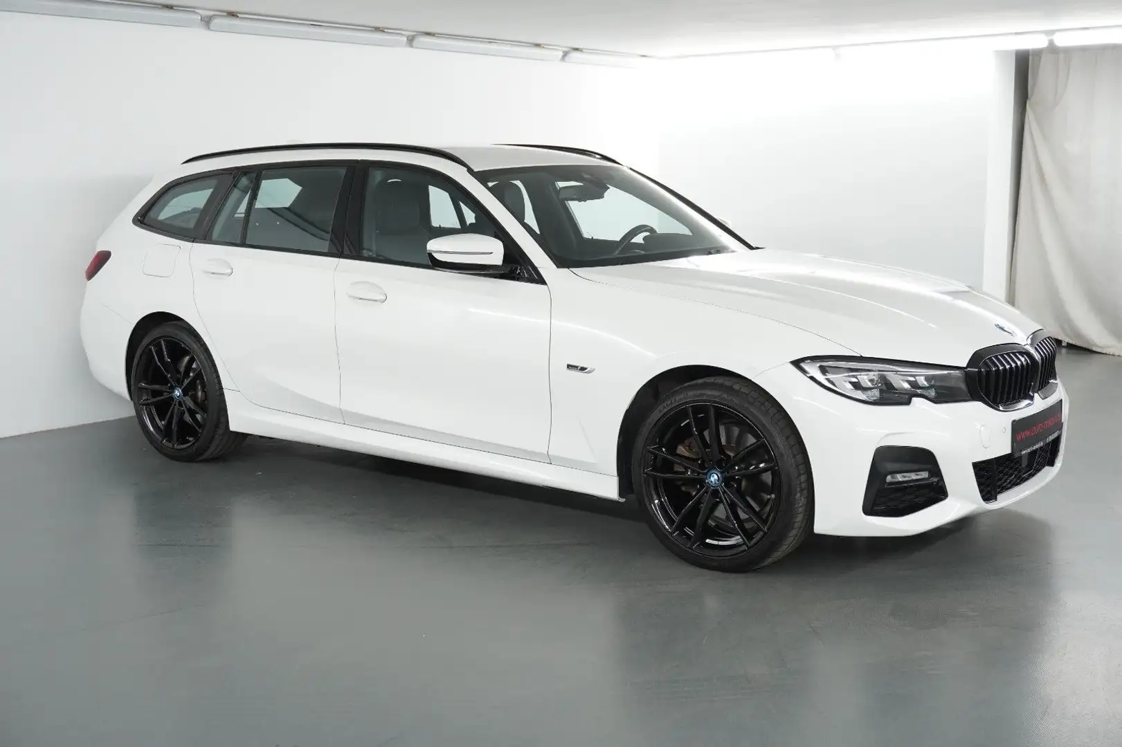 BMW 320 e xDrive M Sport HIFI ACC LED 19Zoll Weiß - 1