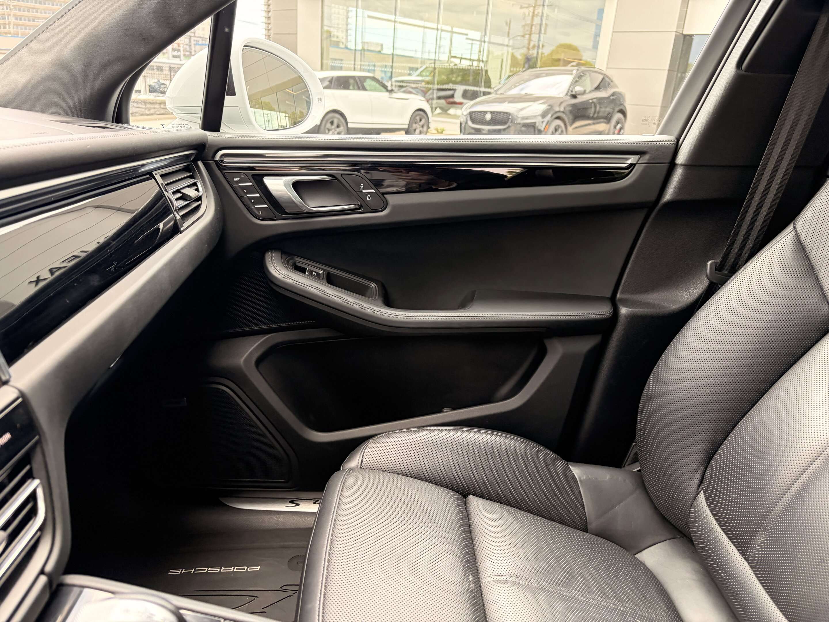 2023 Porsche Macan S thumb 17