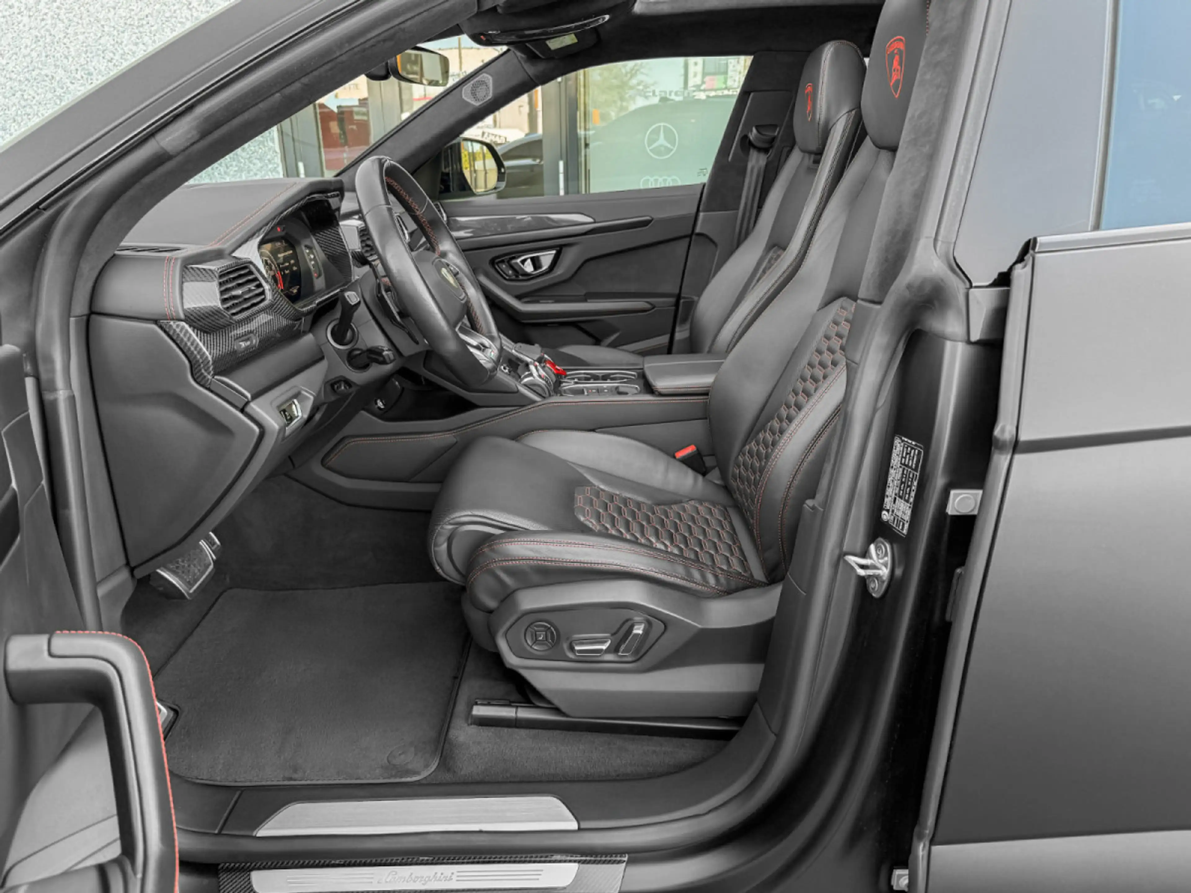 Lamborghini Urus 4.0 V8 Auto./PANO/22/360°/HUD/CARBON/VOLL — photo 10