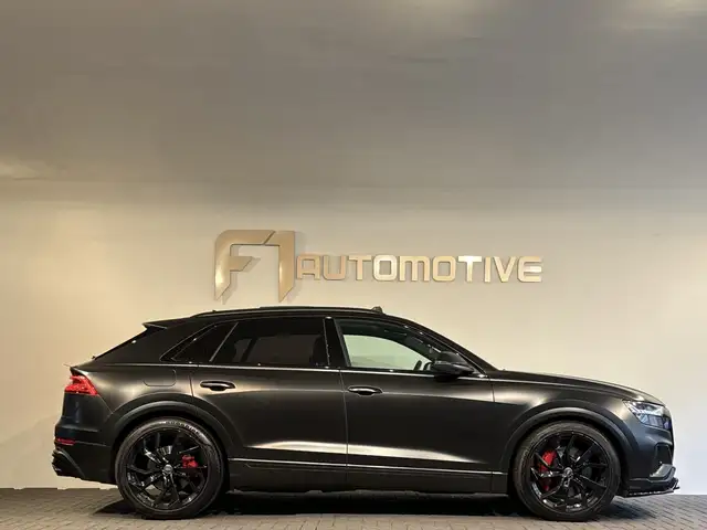 Audi Q8 view 9