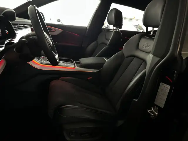 Audi Q8 view 12