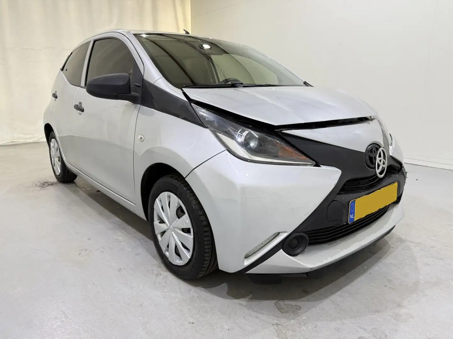 Toyota Aygo HB 1.0 VVT-i Fun Airco Grijs - 1