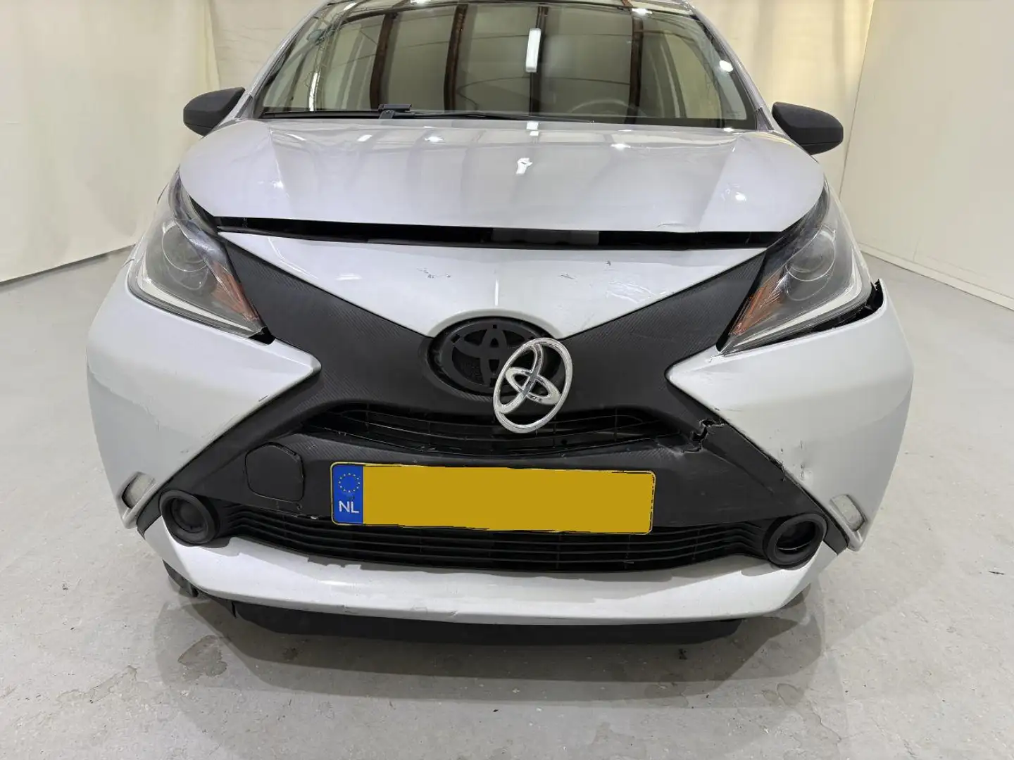 Toyota Aygo HB 1.0 VVT-i Fun Airco Grijs - 2