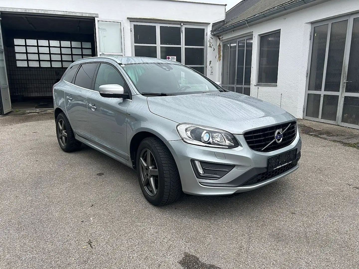 Volvo XC60 D5 AWD Momentum R-Design Geartronic Grau - 2