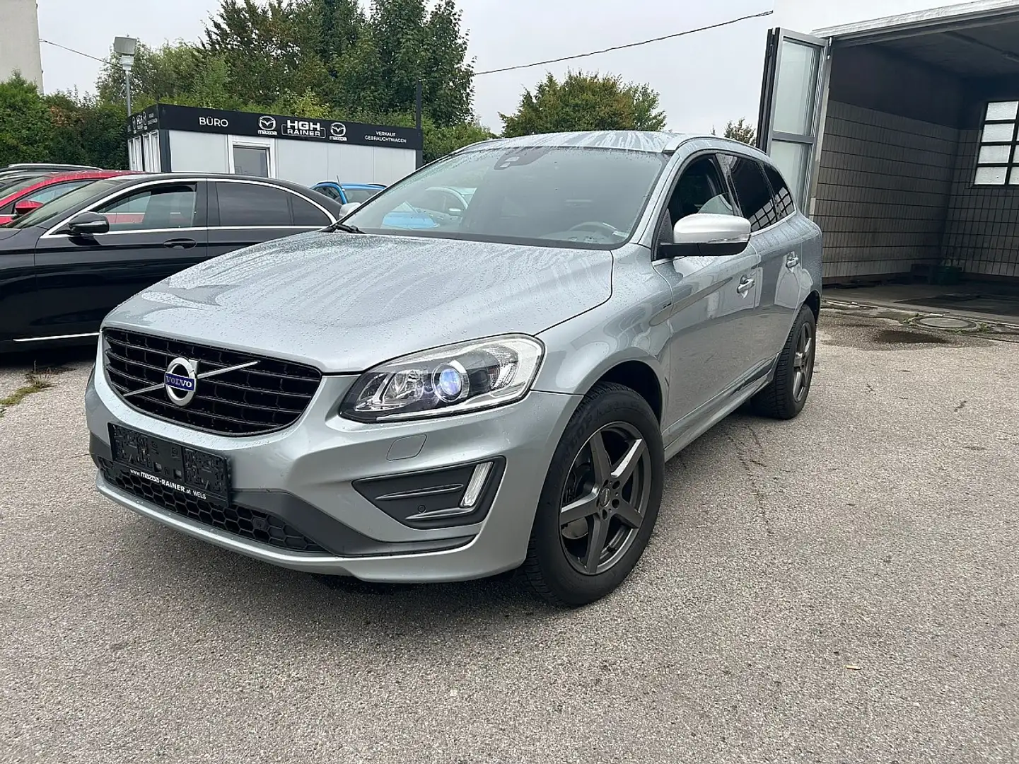 Volvo XC60 D5 AWD Momentum R-Design Geartronic Grau - 1