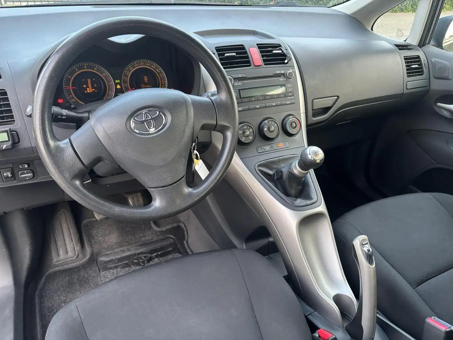 Toyota Auris 1.4-16V Terra | Airco | Parkeersensoren achter | Grijs - 2