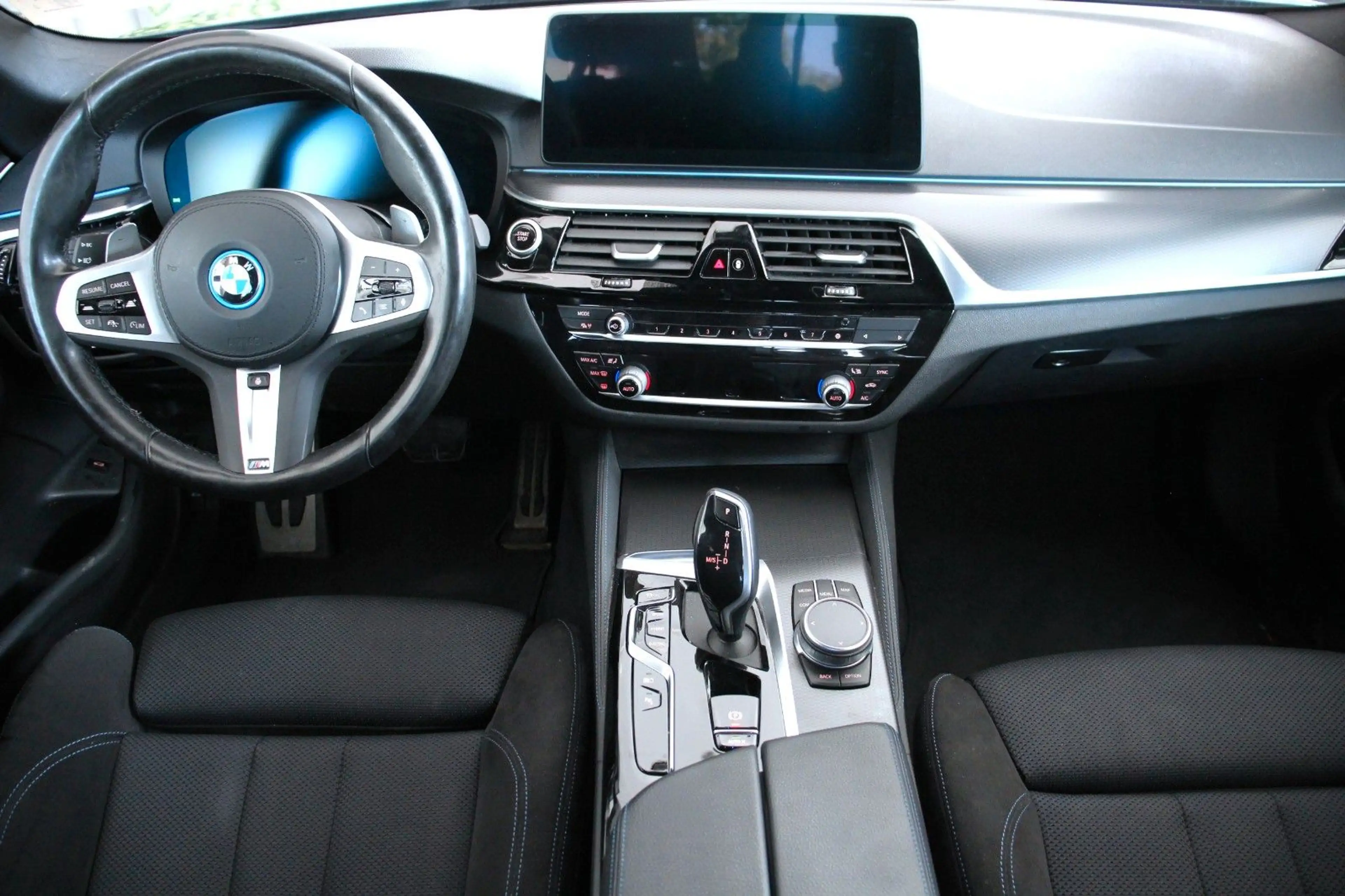 BMW 530 e (G30) M Sport *LED*AHK*Glasdach*ACC*Kamera — photo 12