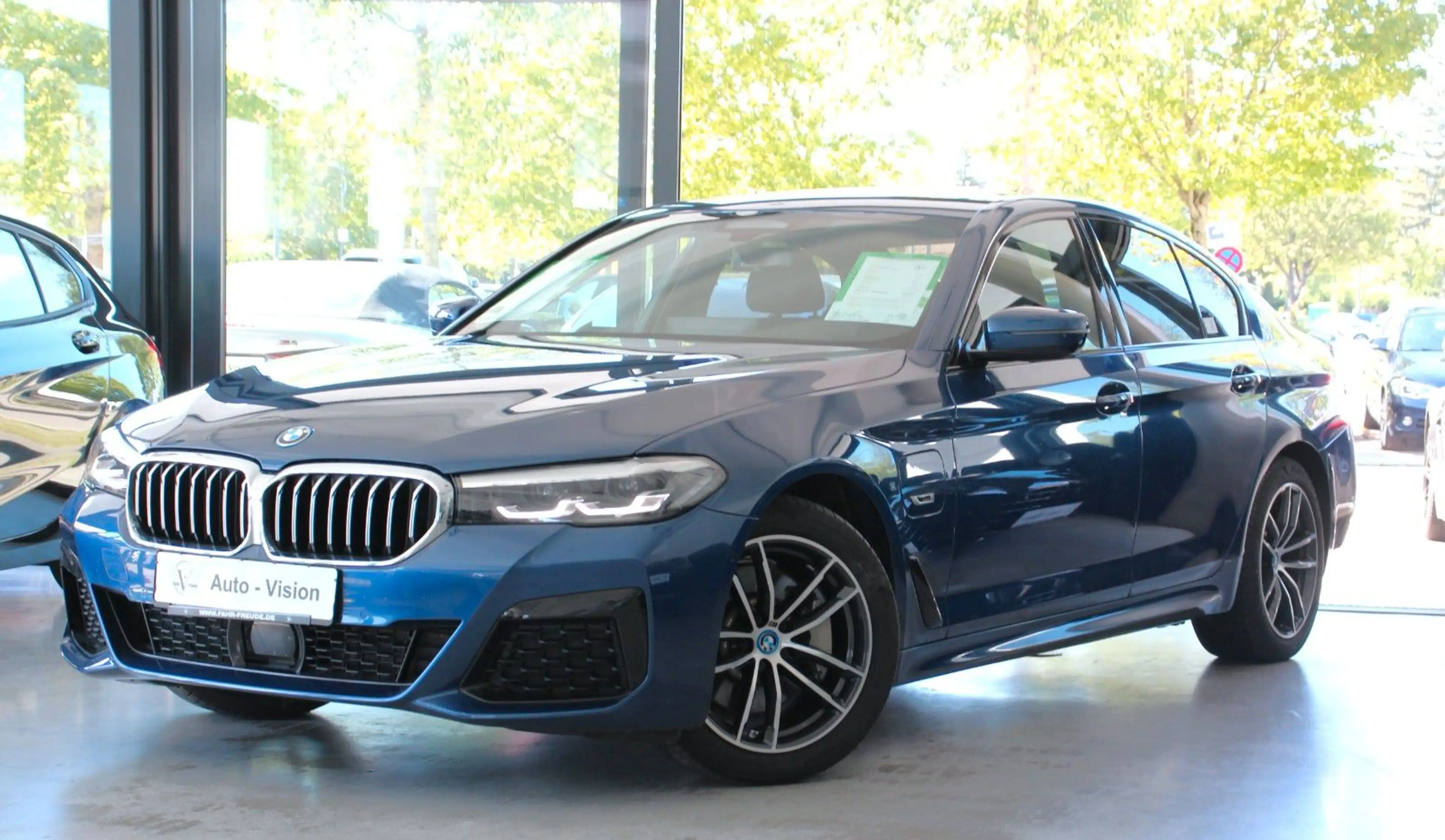 BMW 530 e (G30) M Sport *LED*AHK*Glasdach*ACC*Kamera
