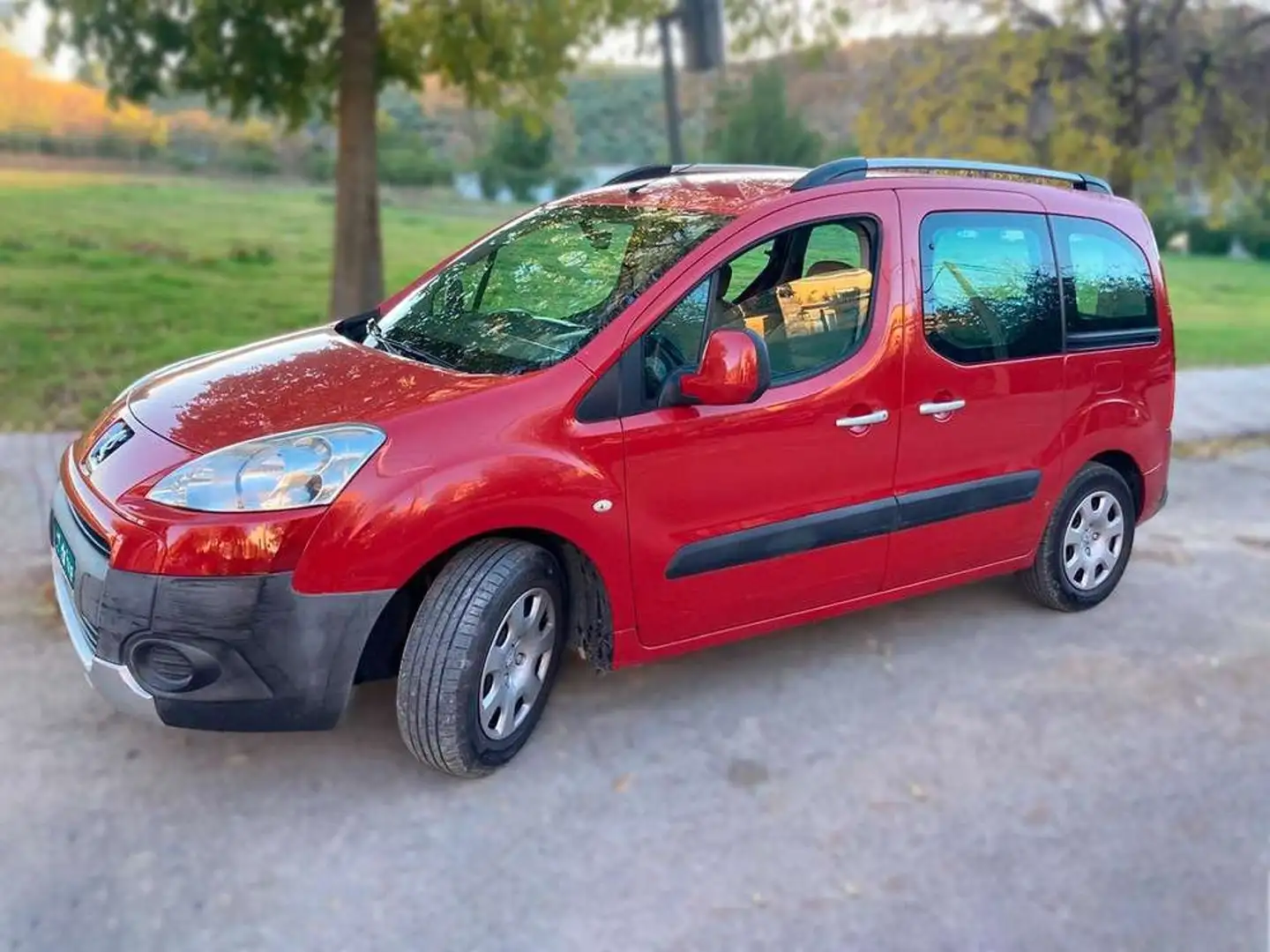 Peugeot Partner Tepee 1.6HDI Outdoor 92 Rojo - 2