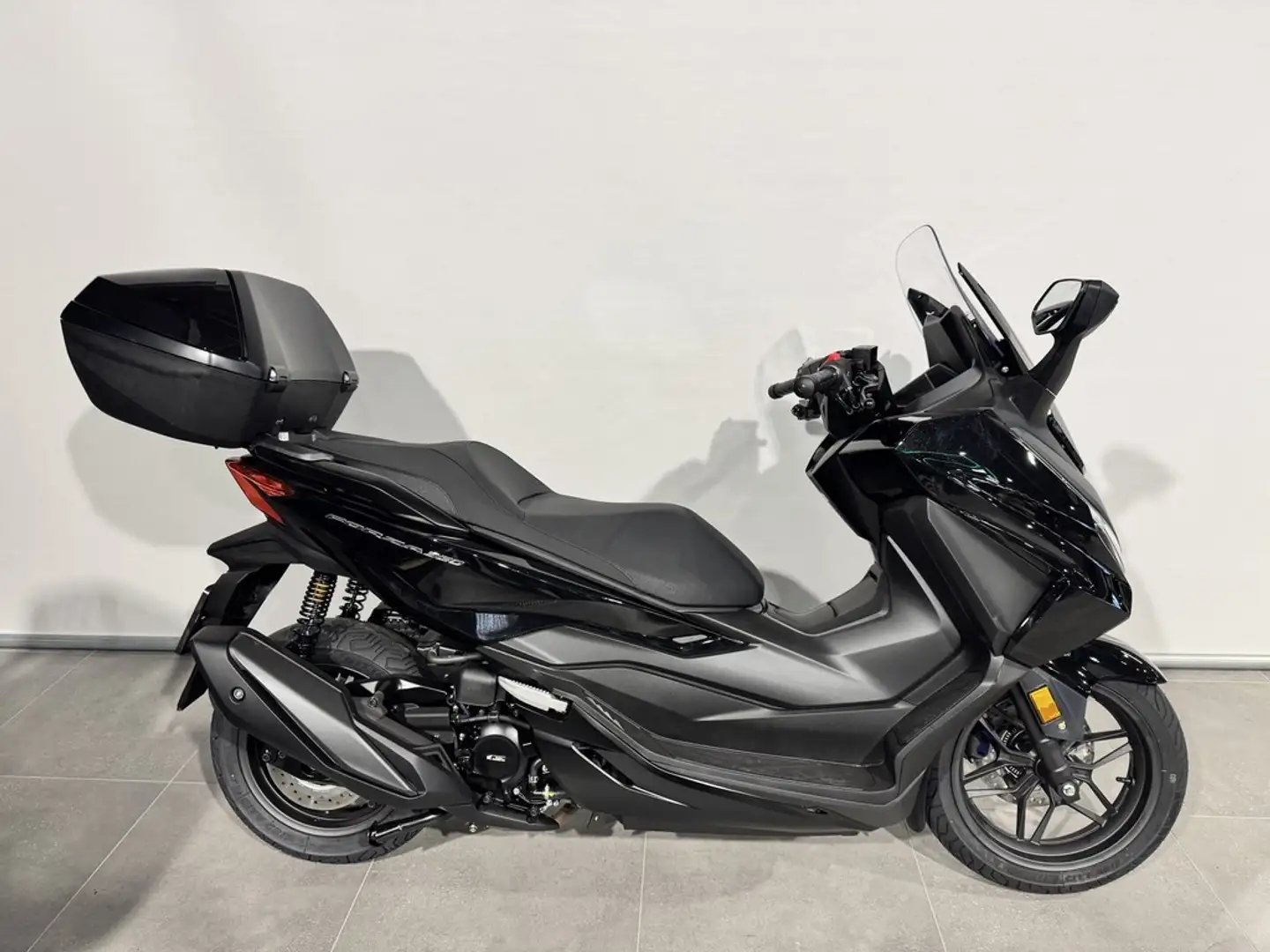 Honda Forza 350 Zwart - 1