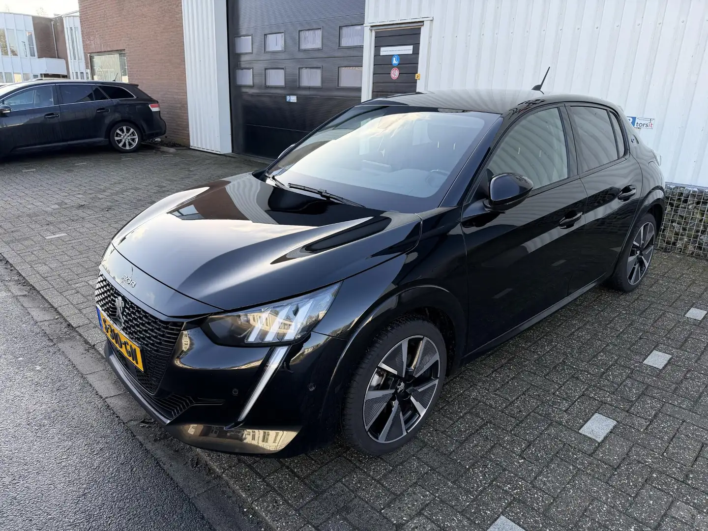 Peugeot e-208 EV GT Pack 50 kWh | Nieuwstaat | CarPlay | Noir - 2