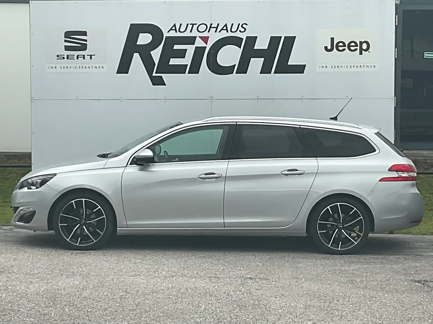 Peugeot 308 SW 1,2 e-THP 130 Allure Grau - 1