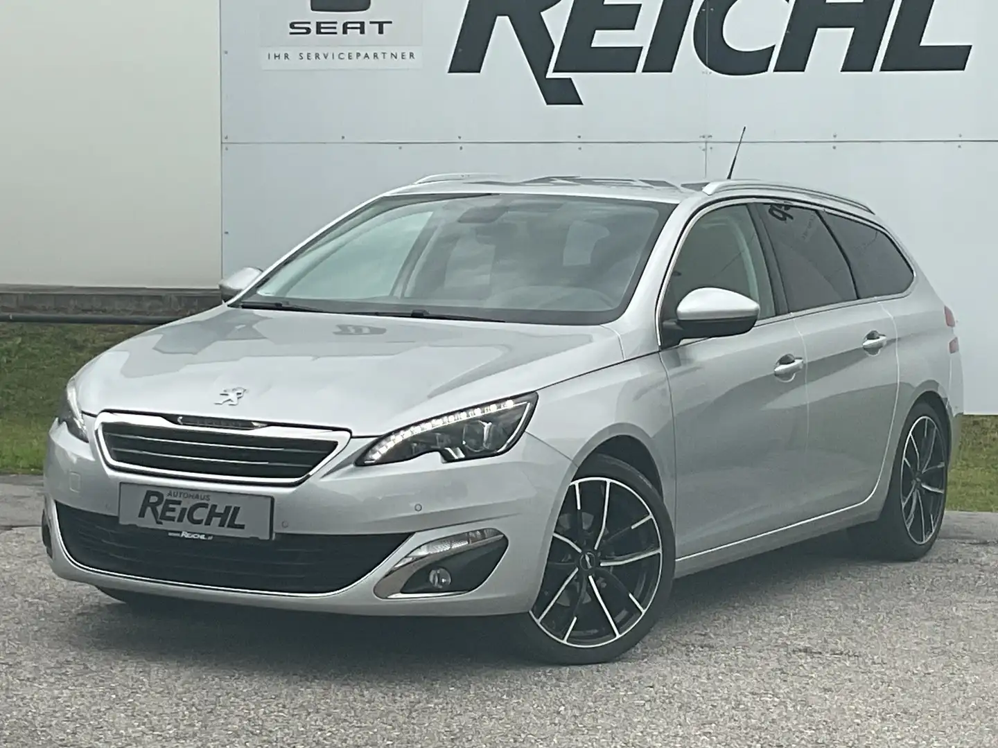 Peugeot 308 SW 1,2 e-THP 130 Allure Grau - 2