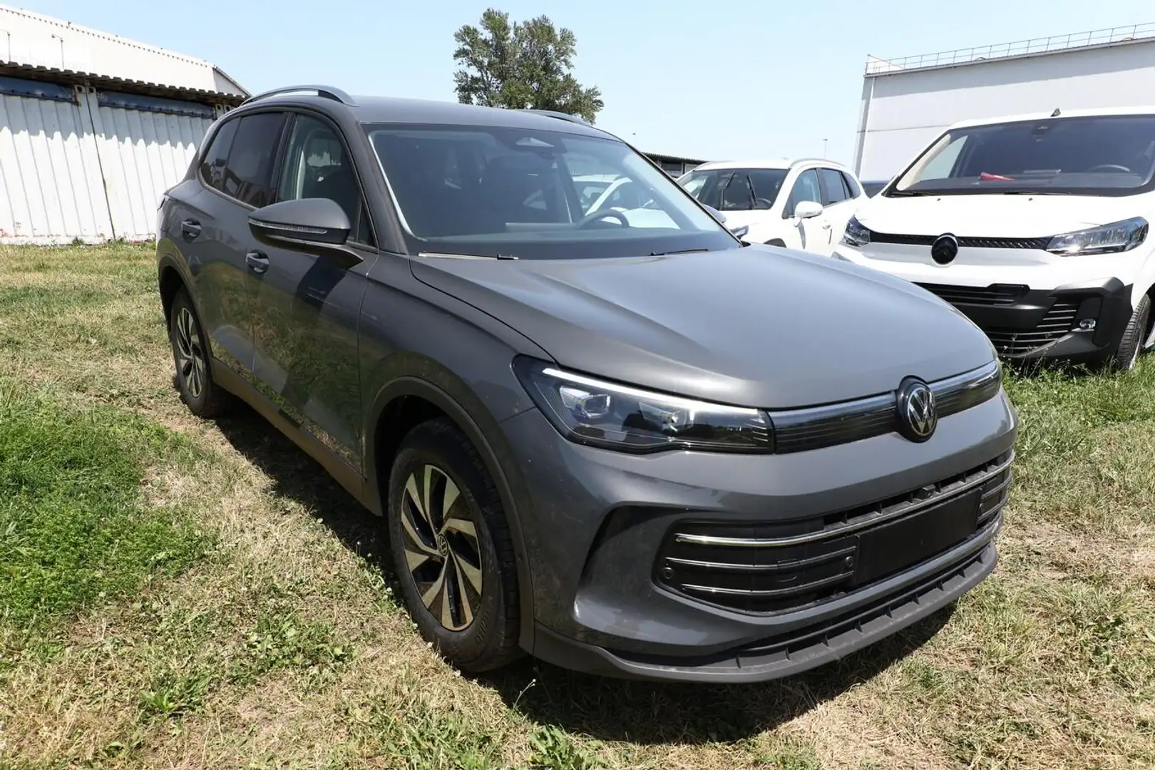 Volkswagen Tiguan DSG LED+ IQ.DRIVE 5JGar SHZ Keyl 17Z ACC 110 kW... Grau - 2