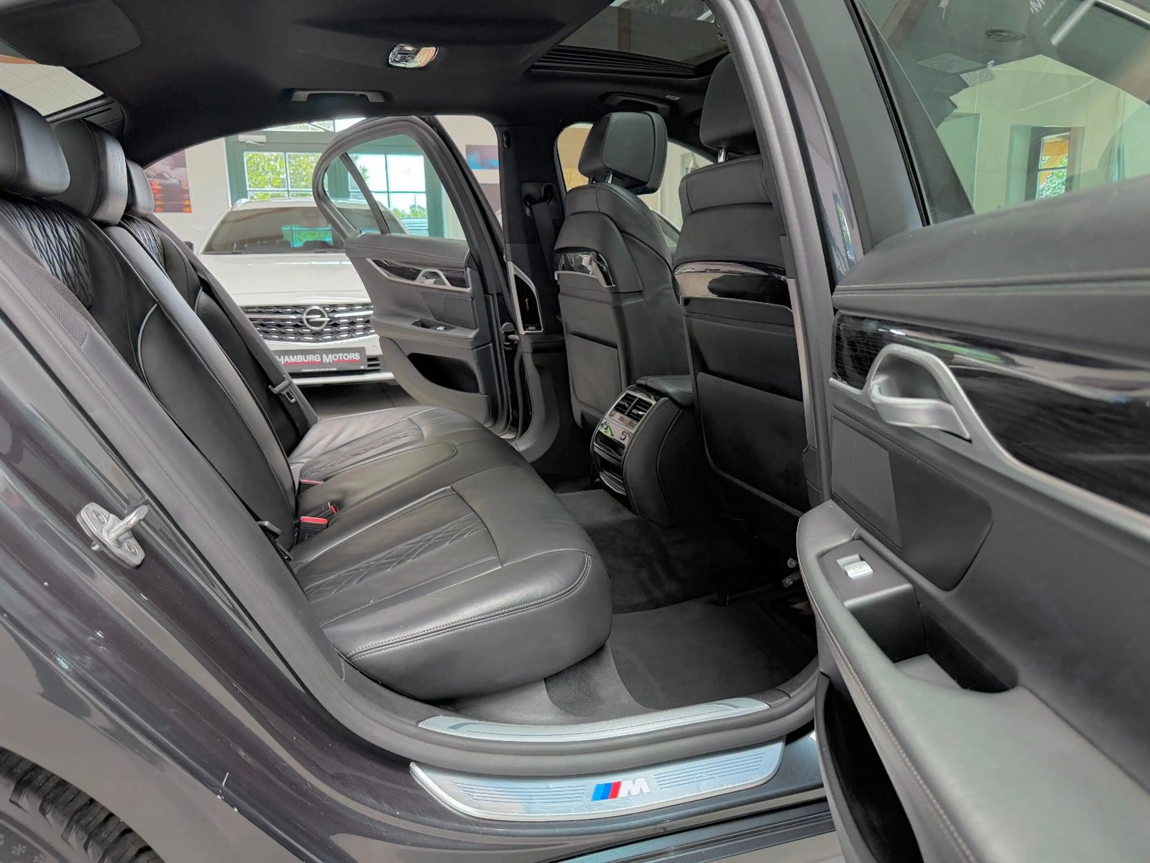 BMW 750 i M-Paket Sport Performance 449PS *VOLL* — photo 10